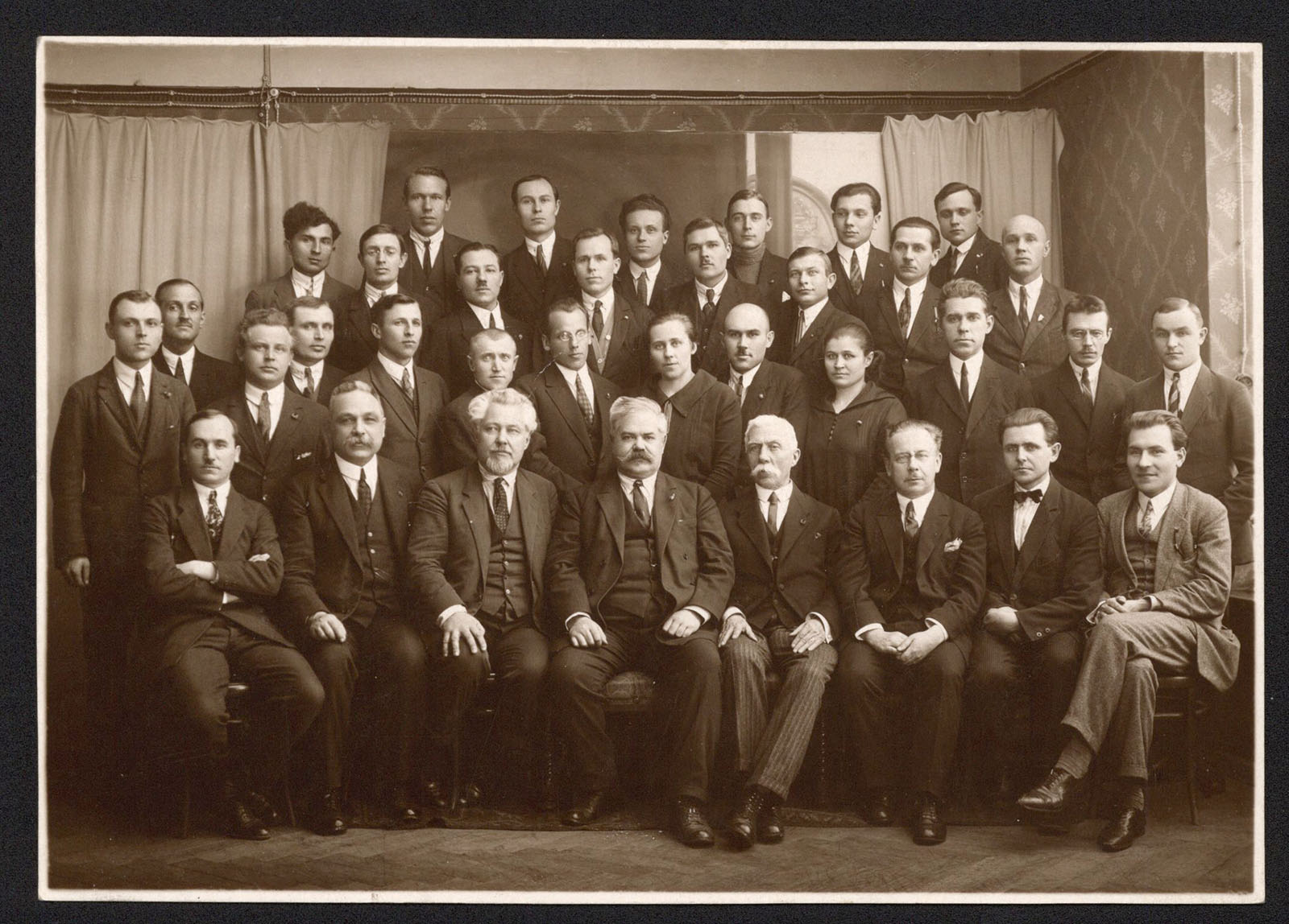 Náhledový obrázek Skupina účastníků konference Ukrajinské strany socialistů revolucionářů - 1