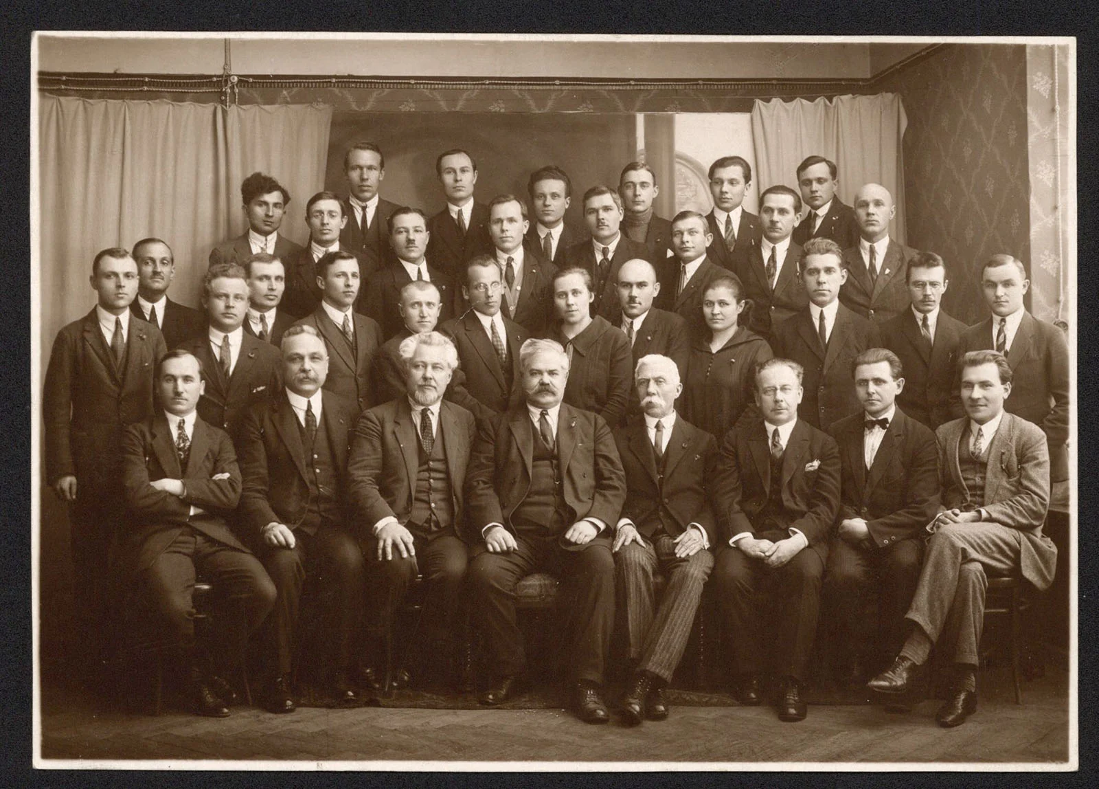 Náhledový obrázek předmětu Skupina účastníků konference Ukrajinské strany socialistů revolucionářů