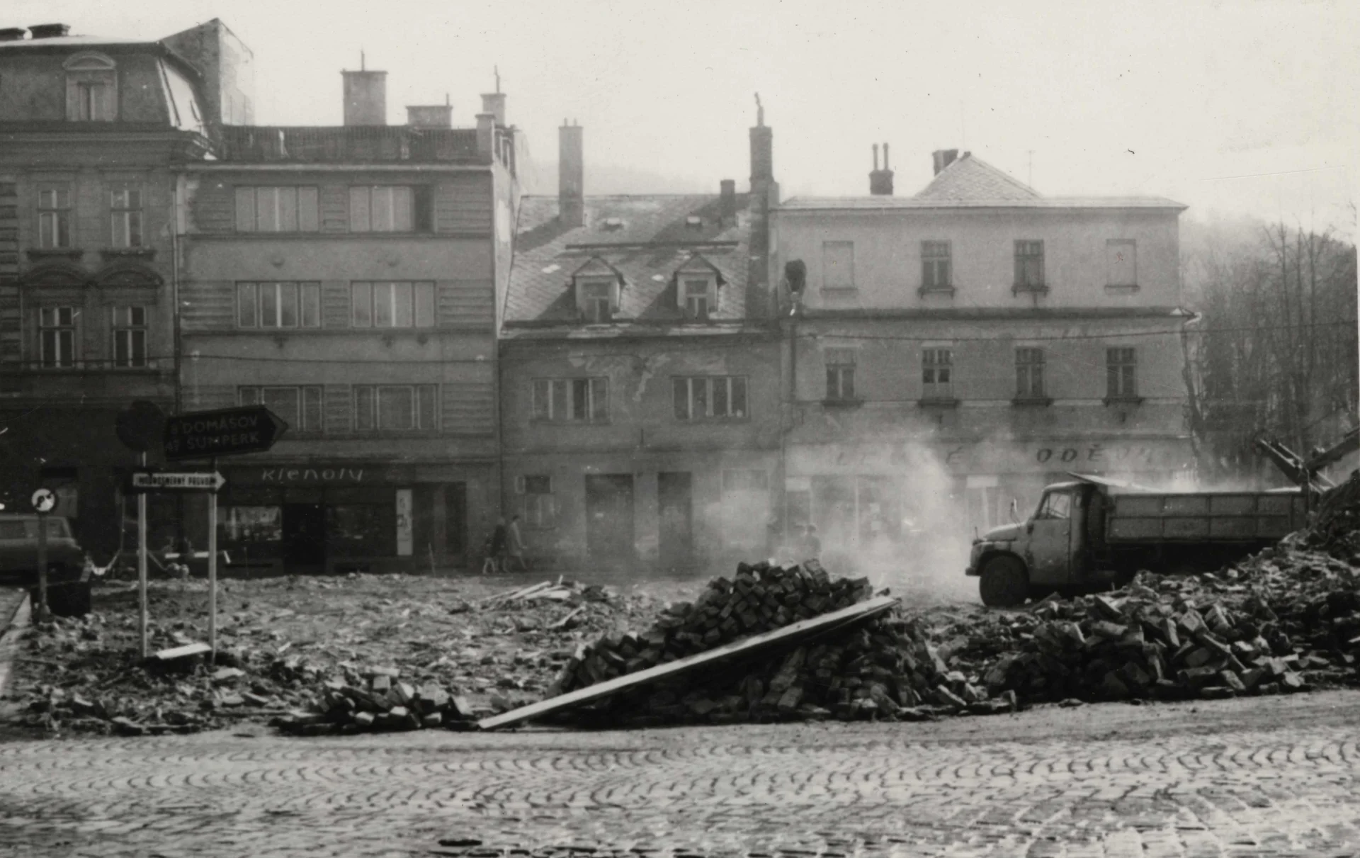 Náhledový obrázek předmětu Demolice domů v tzv. Oblouku v Jeseníku (čb. fotografie)