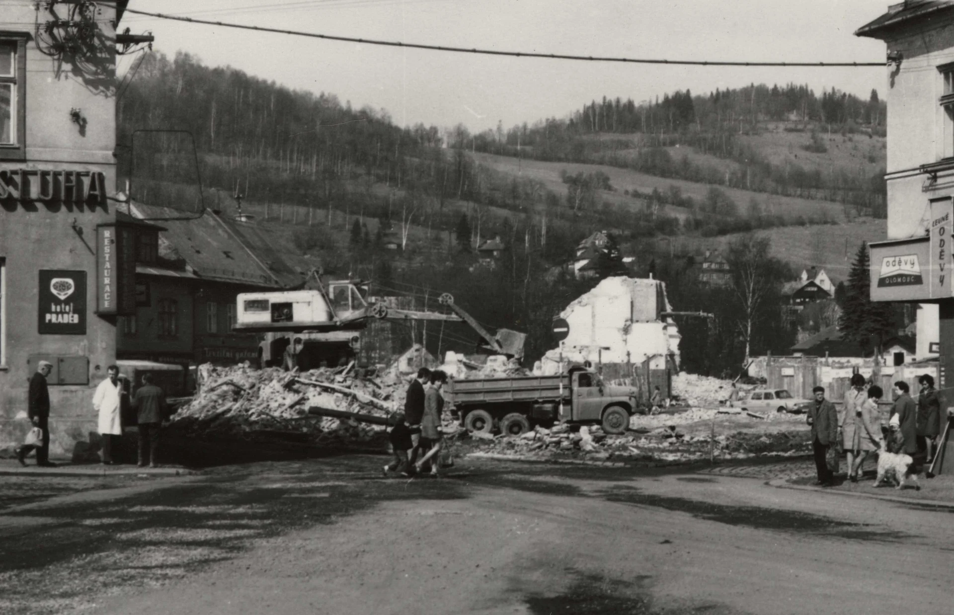 Náhledový obrázek předmětu Demolice domů v tzv. Oblouku v Jeseníku (čb. fotografie)