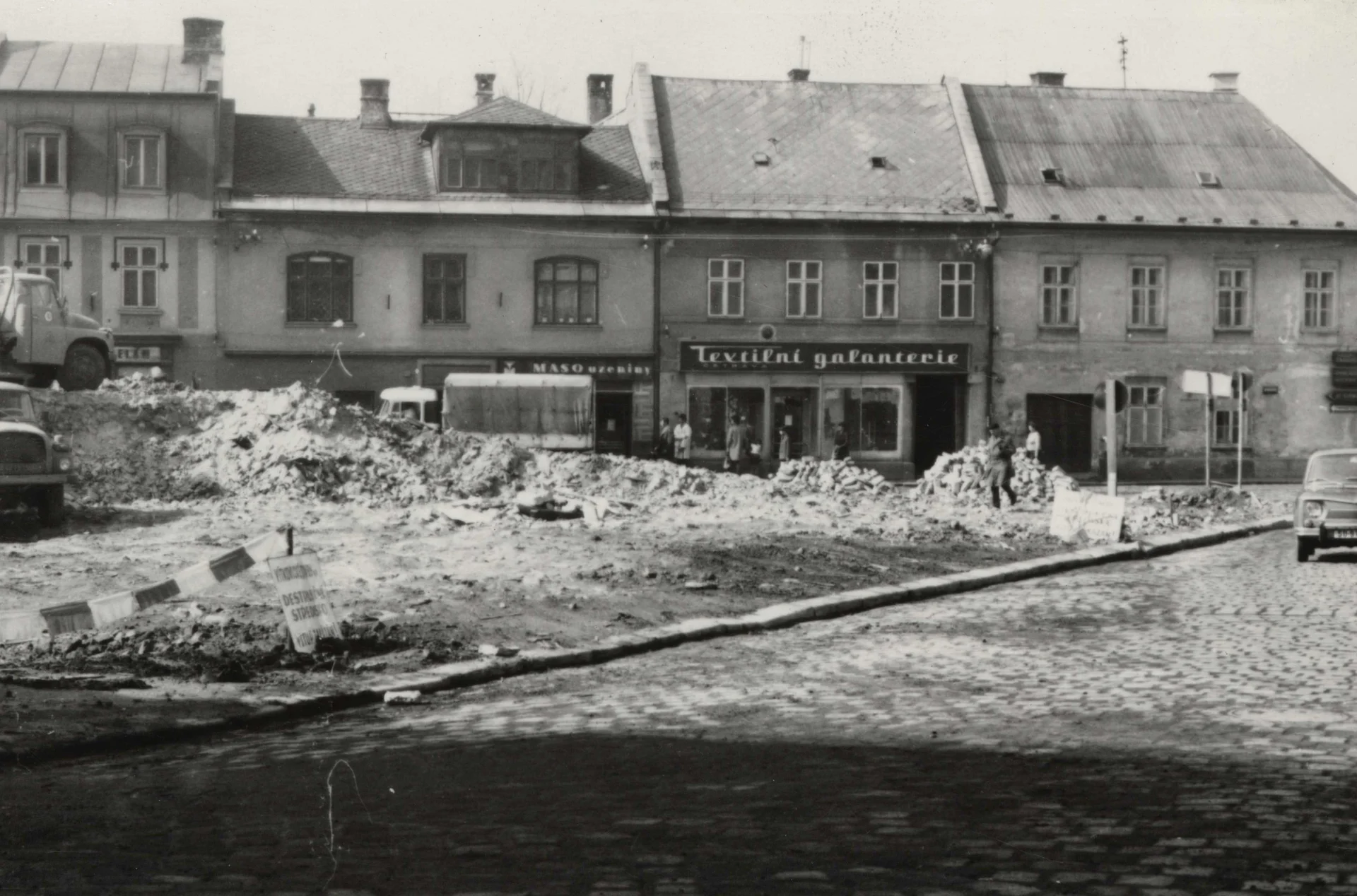 Náhledový obrázek předmětu Demolice domů v tzv. Oblouku v Jeseníku (čb. fotografie)
