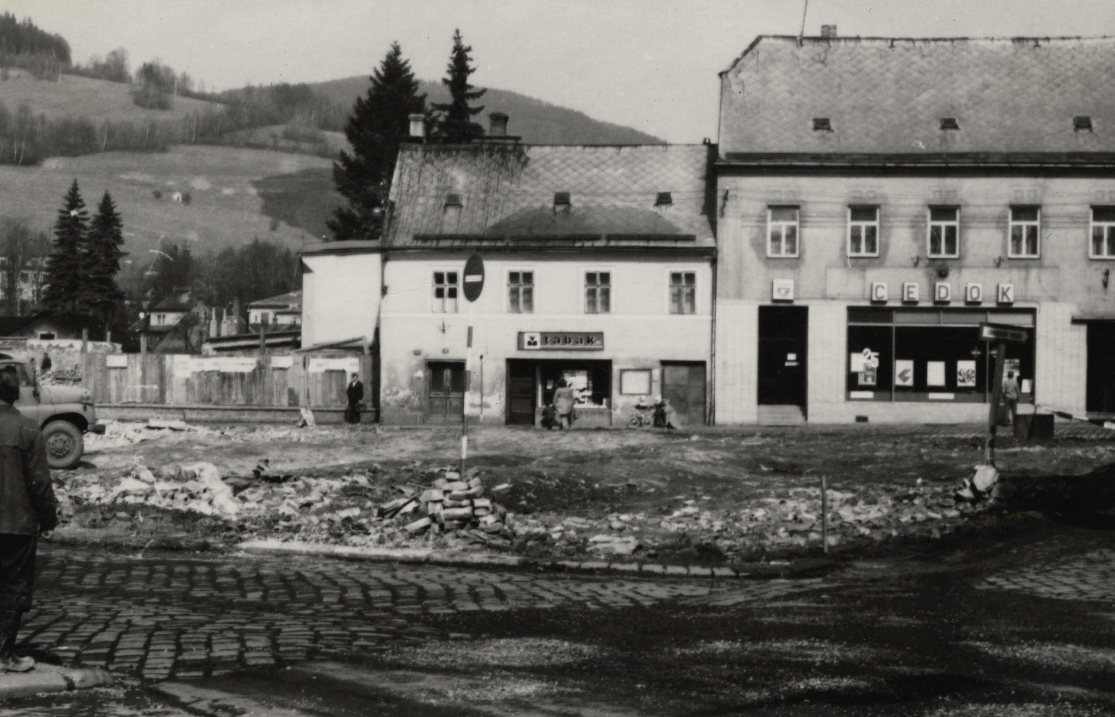 Náhledový obrázek Po demolici v tzv. Oblouku v Jeseníku (čb. fotografie) - 1