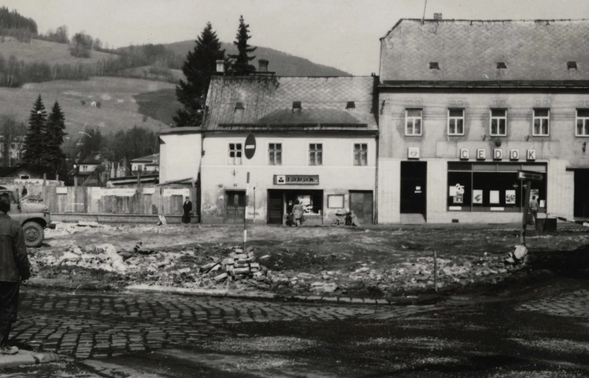 Náhledový obrázek předmětu Po demolici v tzv. Oblouku v Jeseníku (čb. fotografie)