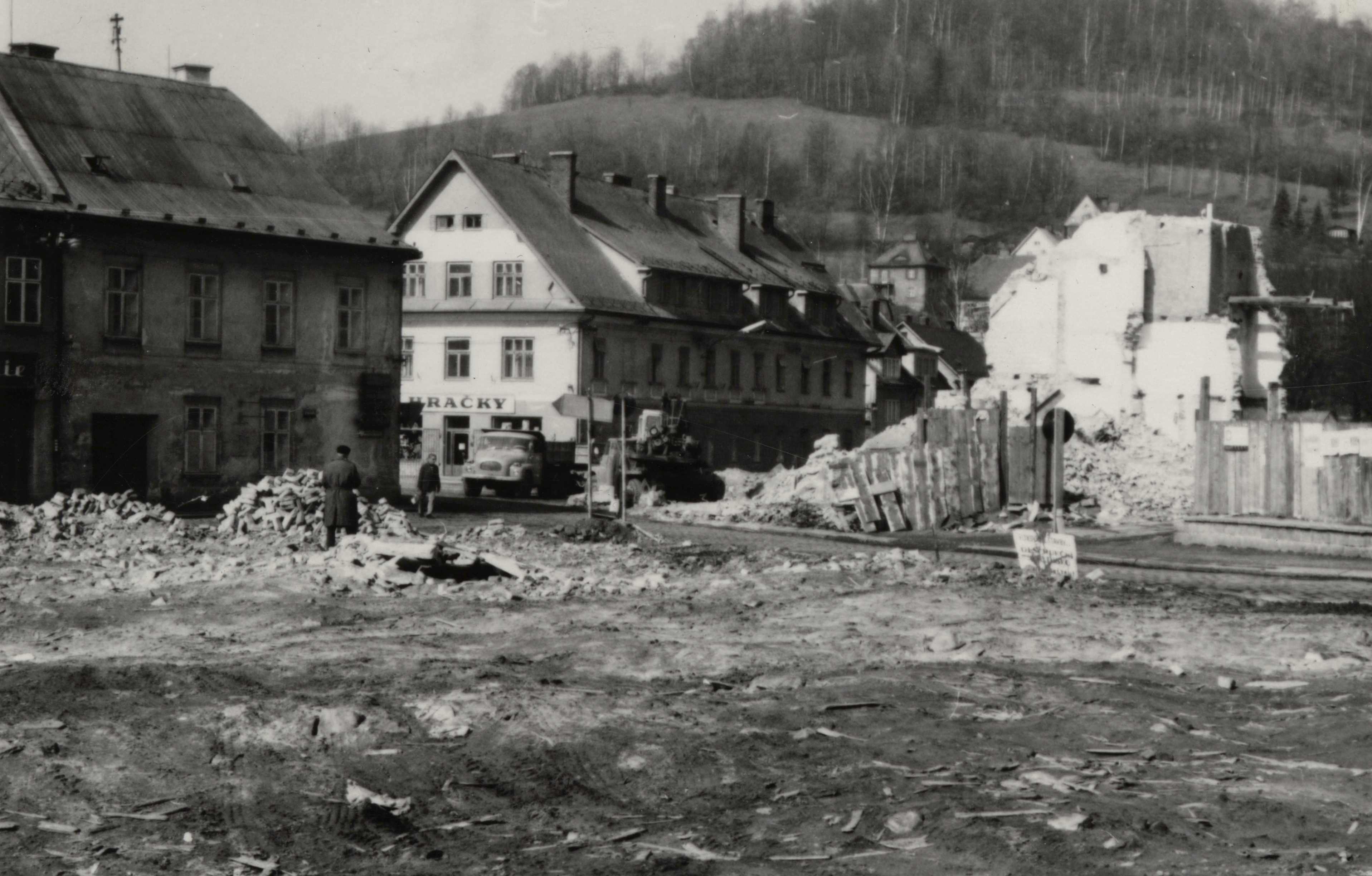 Náhledový obrázek Po demolici v tzv. Oblouku v Jeseníku (čb. fotografie) - 1