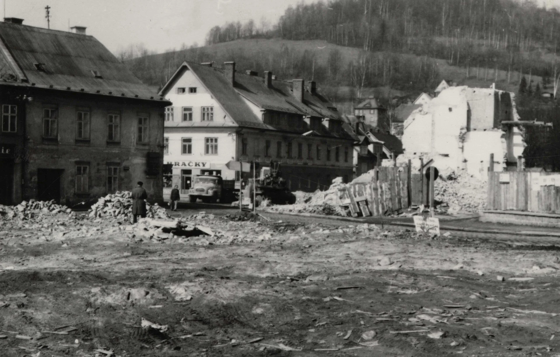 Náhledový obrázek předmětu Po demolici v tzv. Oblouku v Jeseníku (čb. fotografie)