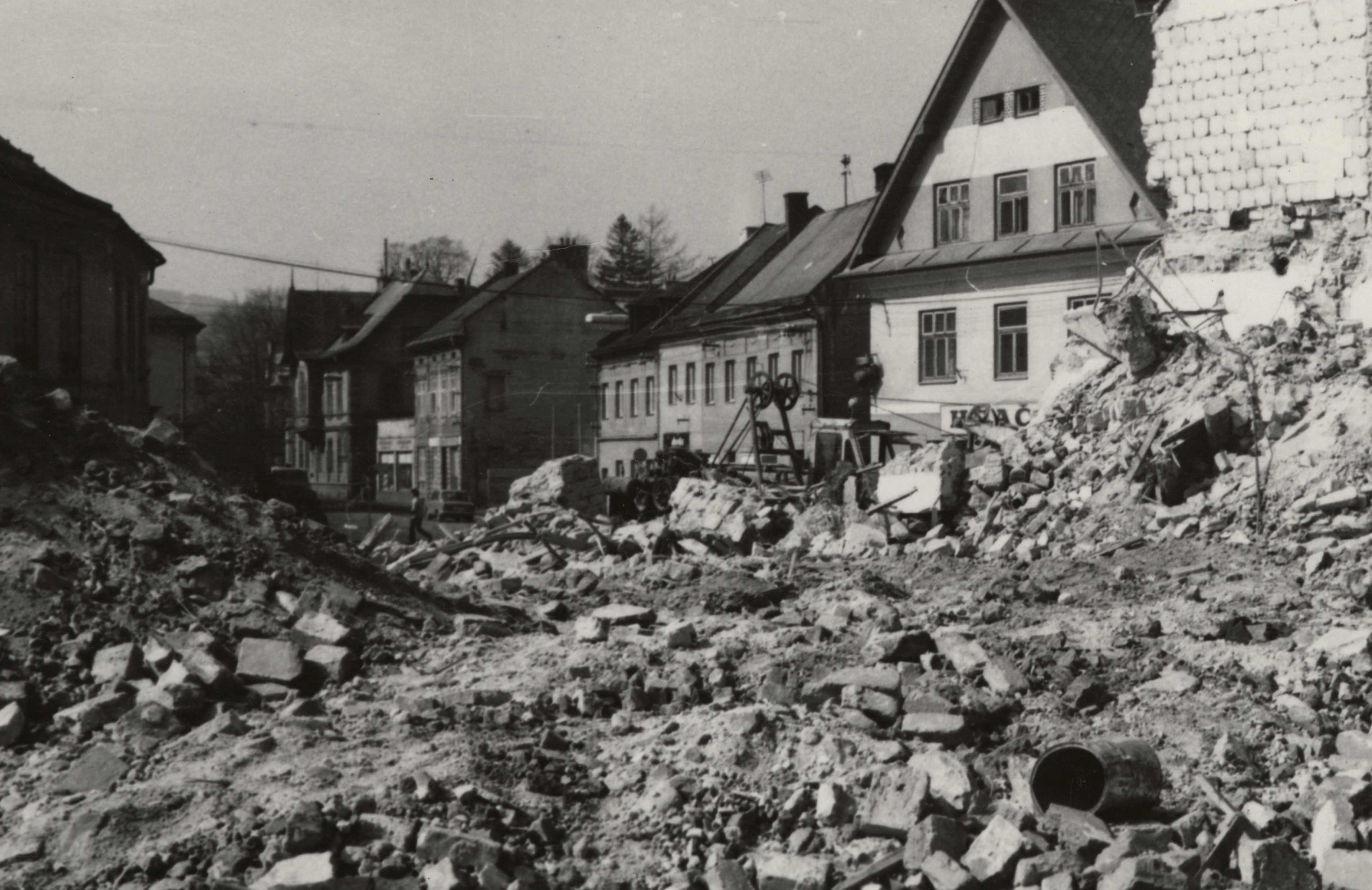 Náhledový obrázek Po demolici v tzv. Oblouku v Jeseníku (čb. fotografie) - 1