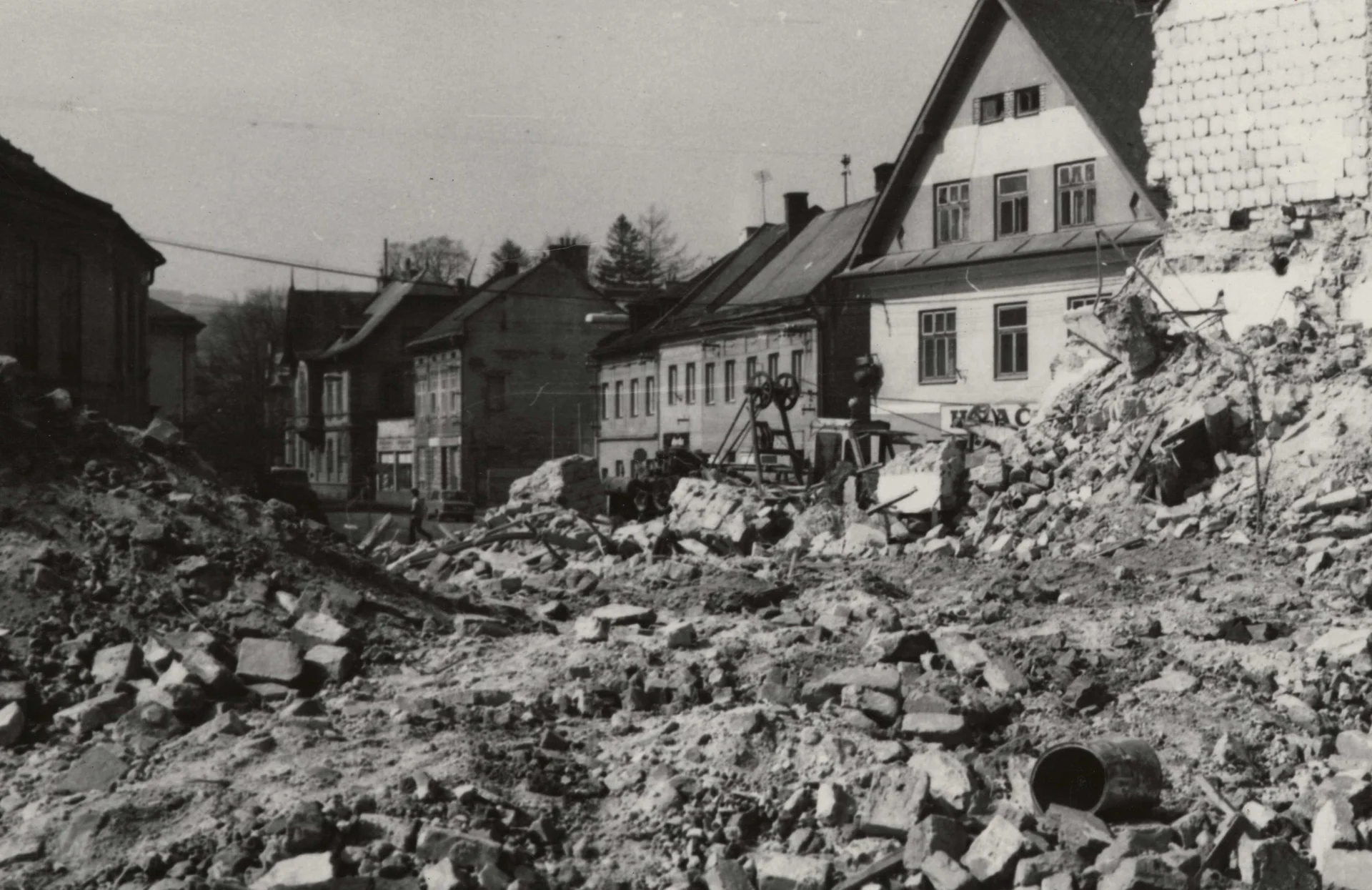 Náhledový obrázek předmětu Po demolici v tzv. Oblouku v Jeseníku (čb. fotografie)