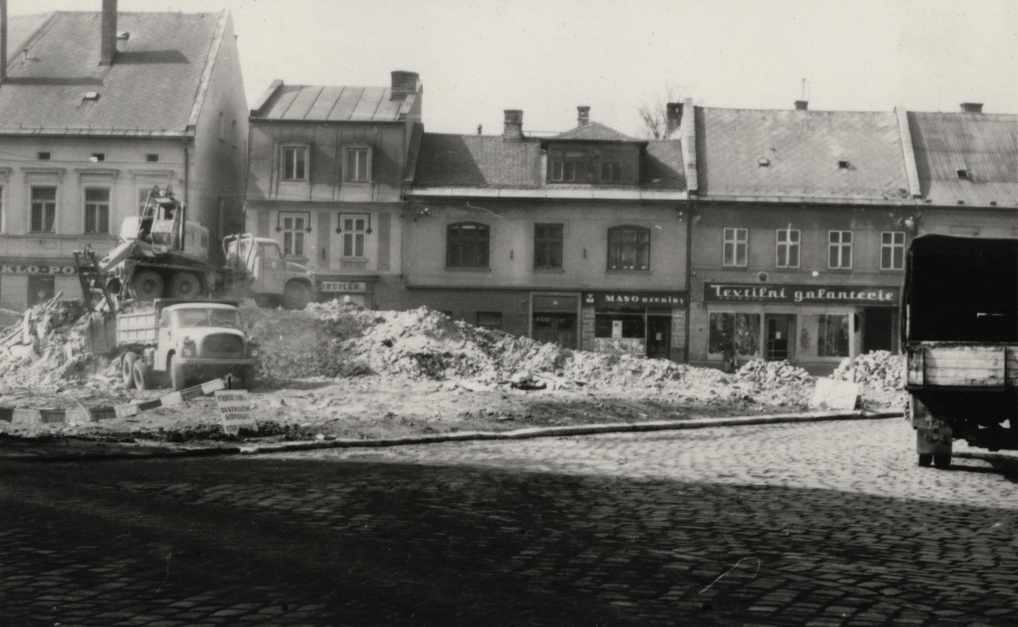 Náhledový obrázek Demolice domů v tzv. Oblouku v Jeseníku (čb. fotografie) - 1