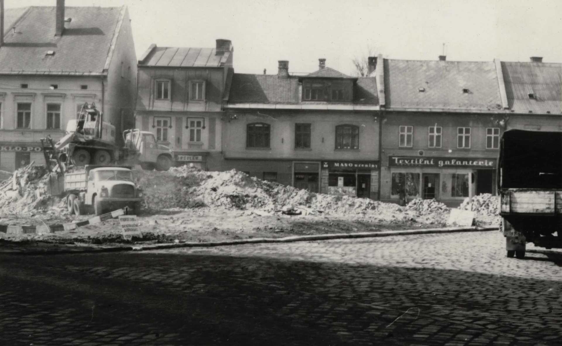 Náhledový obrázek předmětu Demolice domů v tzv. Oblouku v Jeseníku (čb. fotografie)