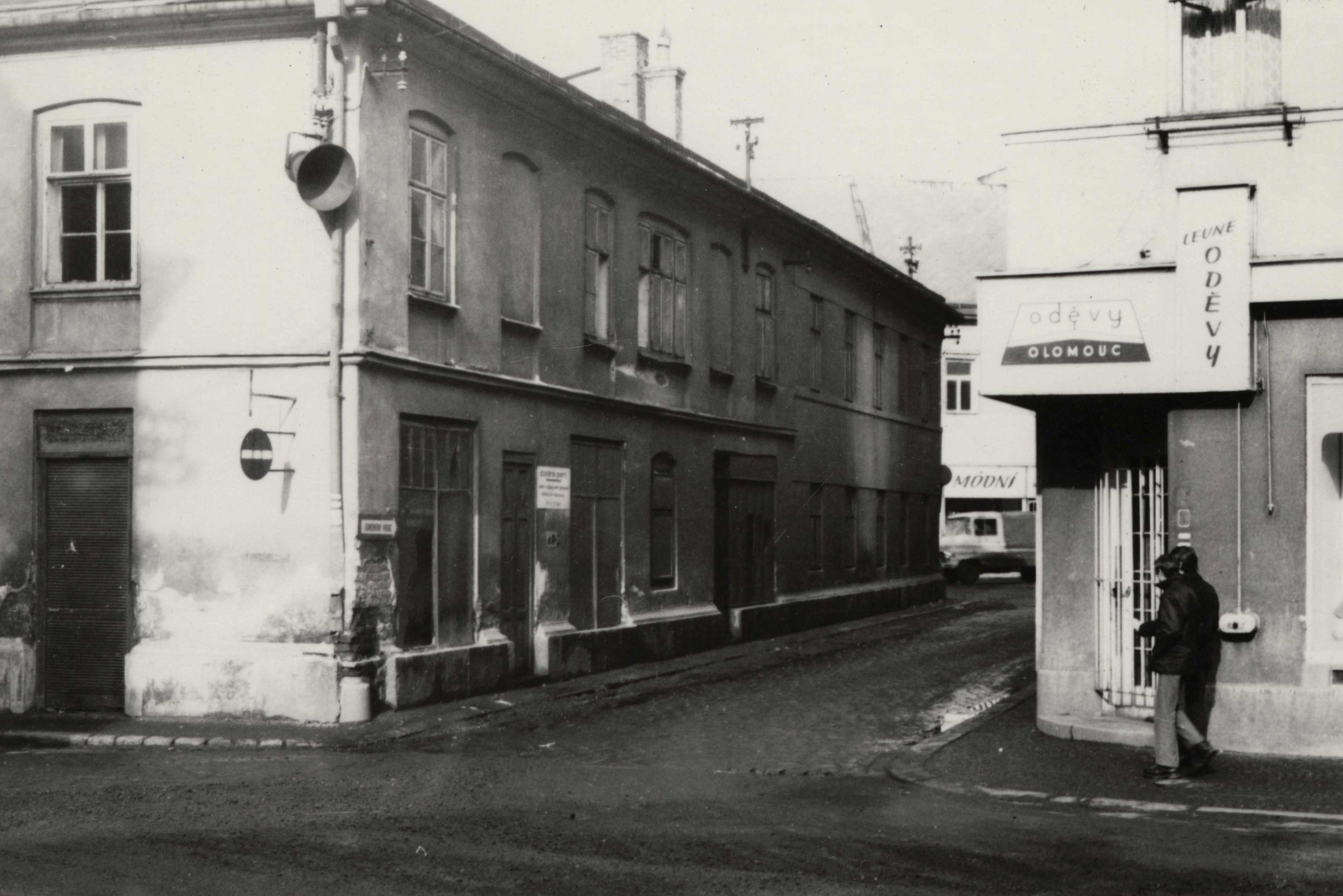 Náhledový obrázek Domy v tzv. Oblouku v Jeseníku před demolicí (čb. fotografie) - 1