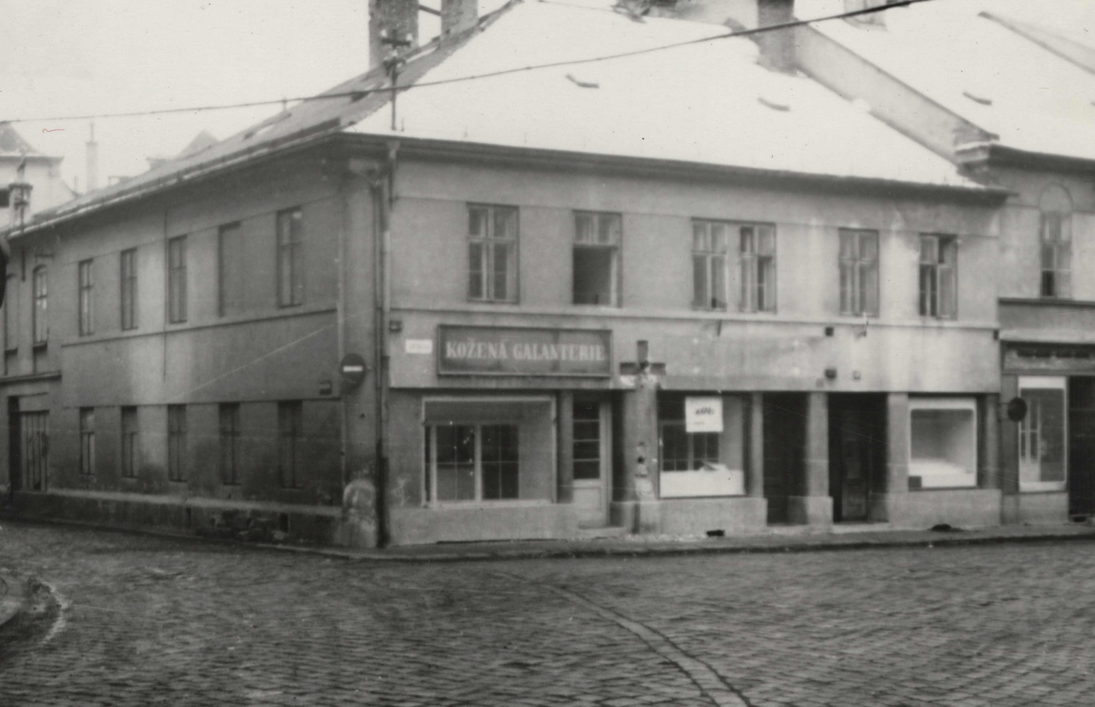 Náhledový obrázek Domy v tzv. Oblouku v Jeseníku před demolicí (čb. fotografie) - 1