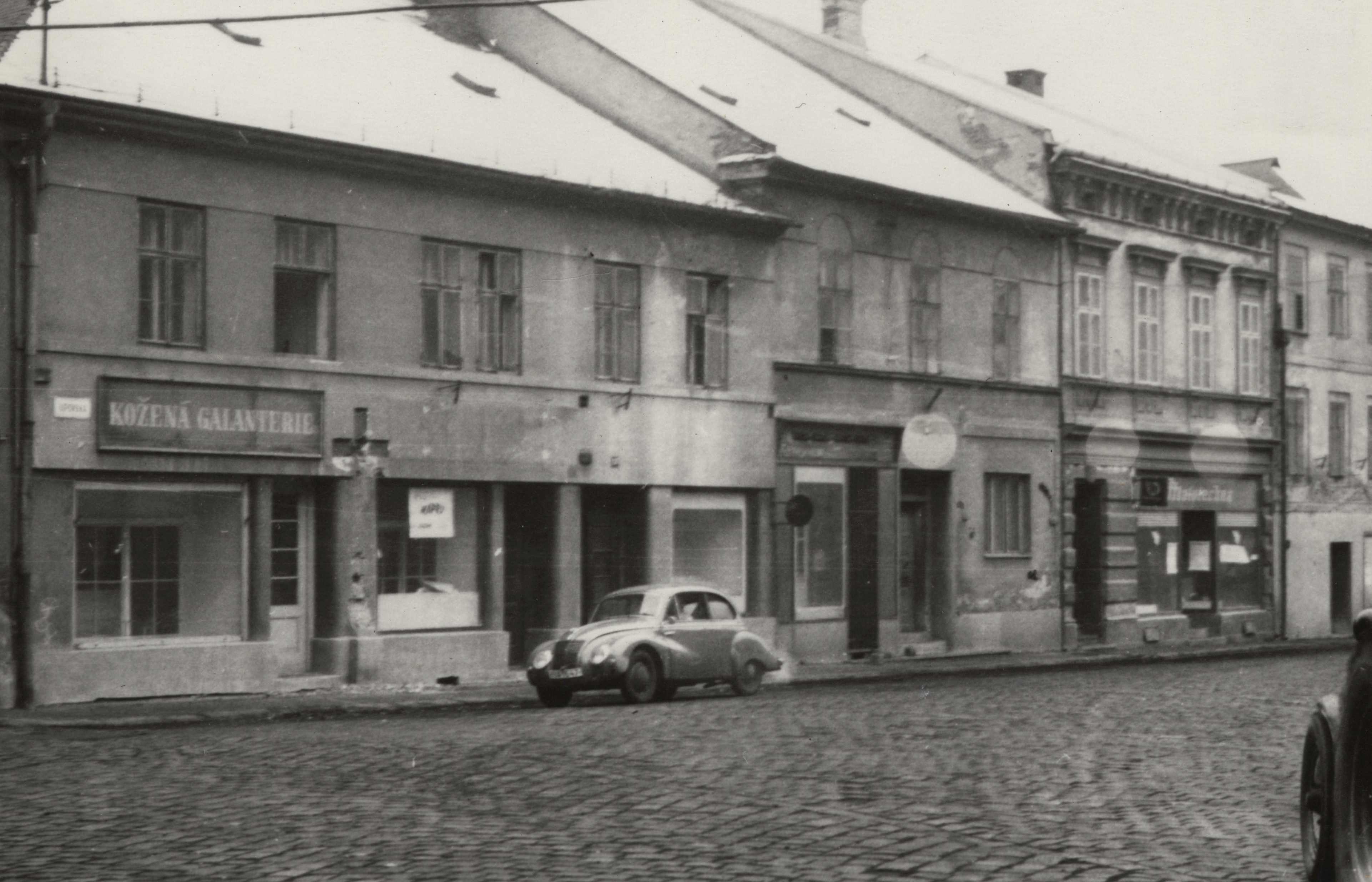 Náhledový obrázek Domy v tzv. Oblouku v Jeseníku před demolicí (čb. fotografie) - 1
