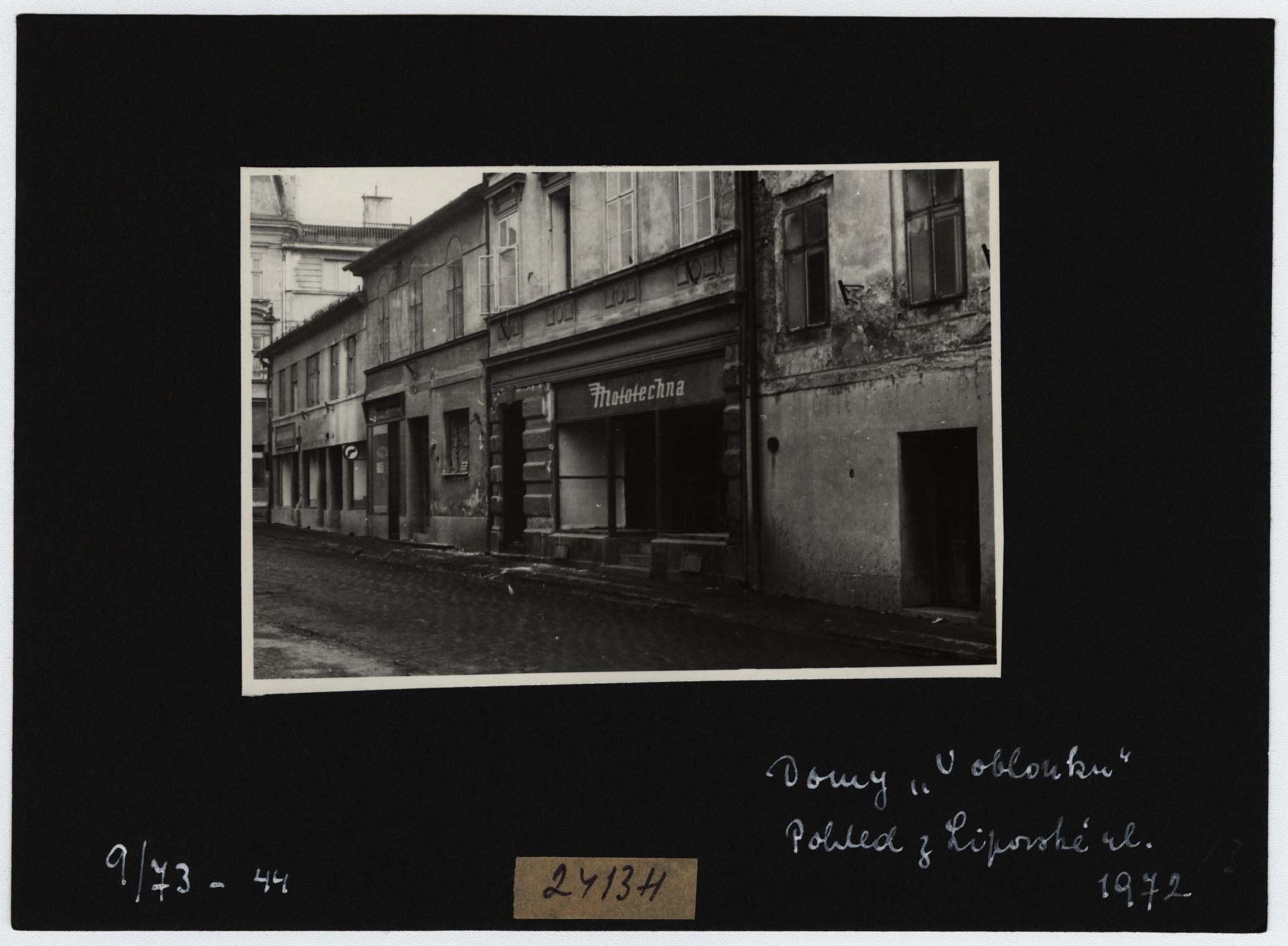 Náhledový obrázek Domy v tzv. Oblouku v Jeseníku před demolicí (čb. fotografie) - 2