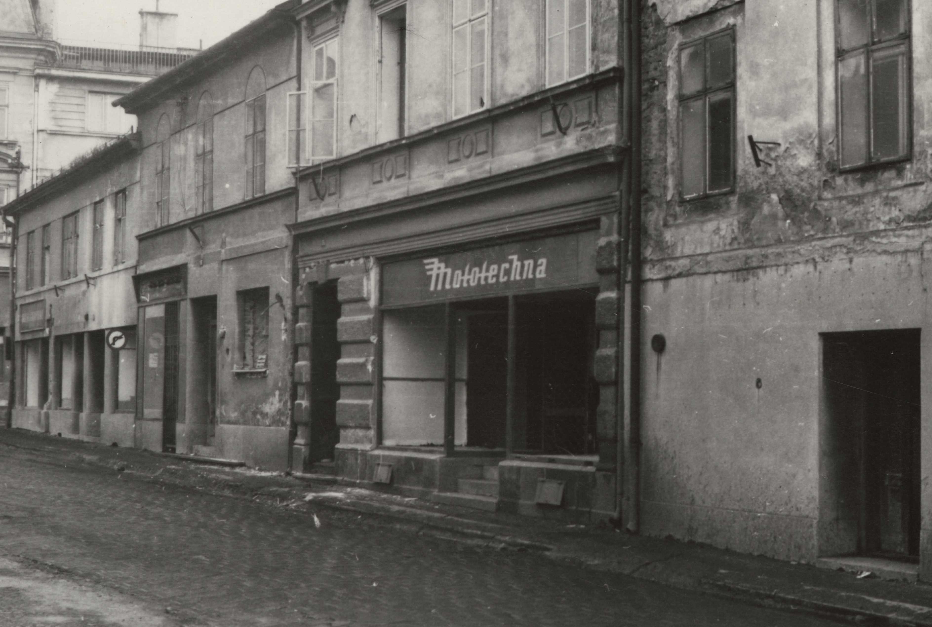 Náhledový obrázek Domy v tzv. Oblouku v Jeseníku před demolicí (čb. fotografie) - 1