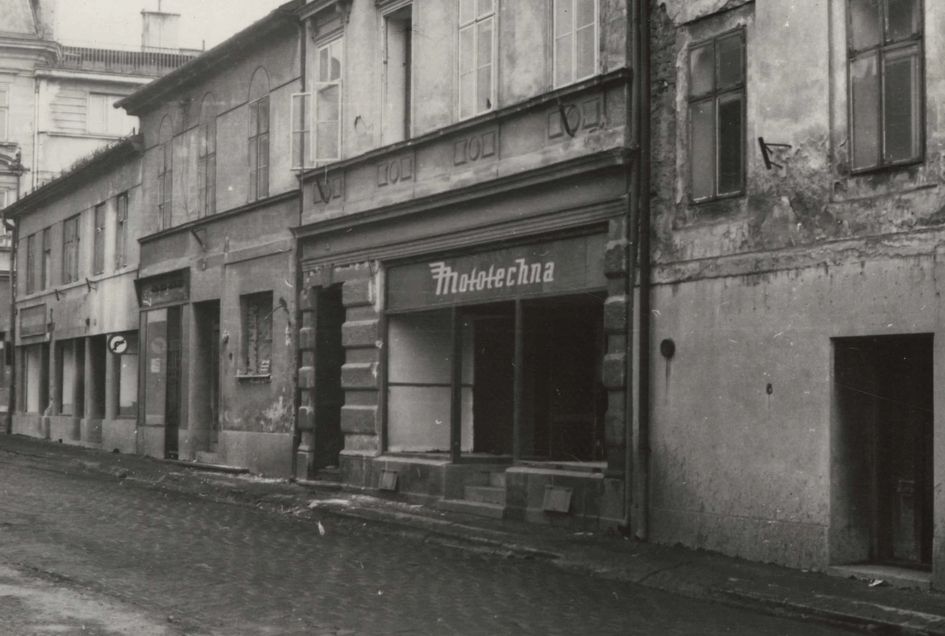 Náhledový obrázek předmětu Domy v tzv. Oblouku v Jeseníku před demolicí (čb. fotografie)