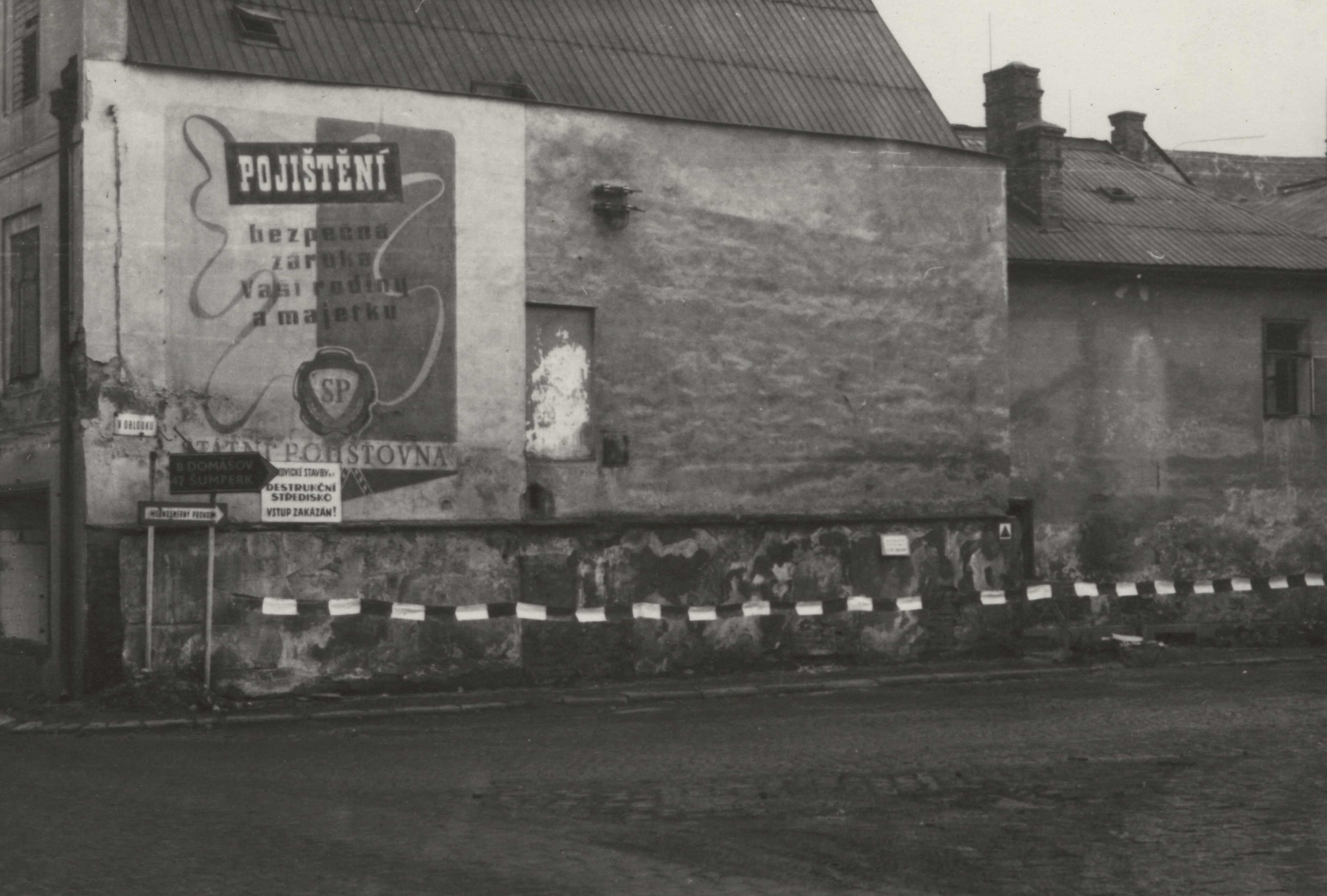 Náhledový obrázek Domy v tzv. Oblouku v Jeseníku před demolicí (čb. fotografie) - 1