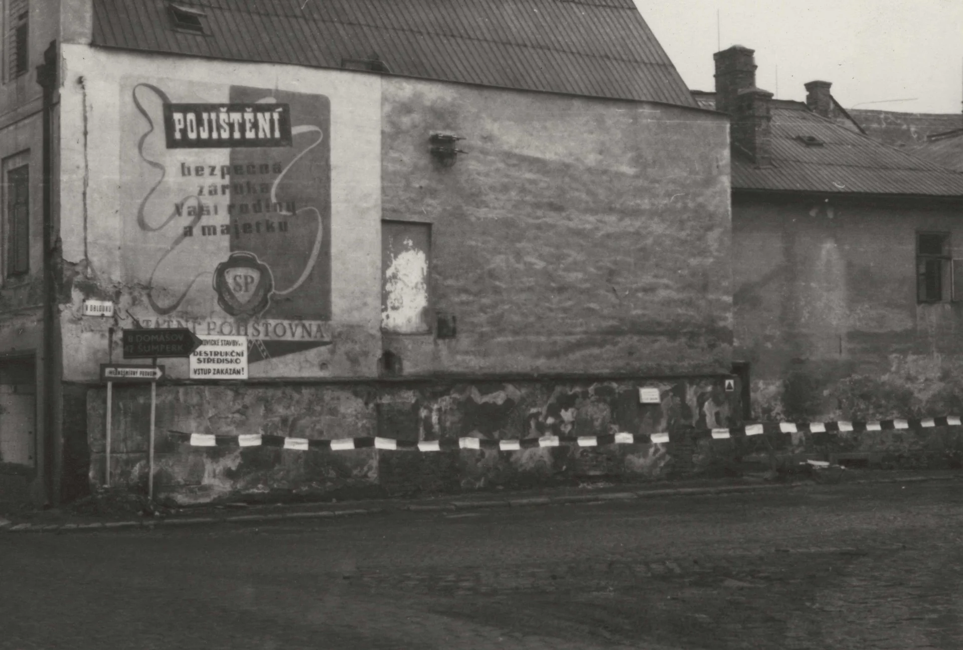 Náhledový obrázek předmětu Domy v tzv. Oblouku v Jeseníku před demolicí (čb. fotografie)