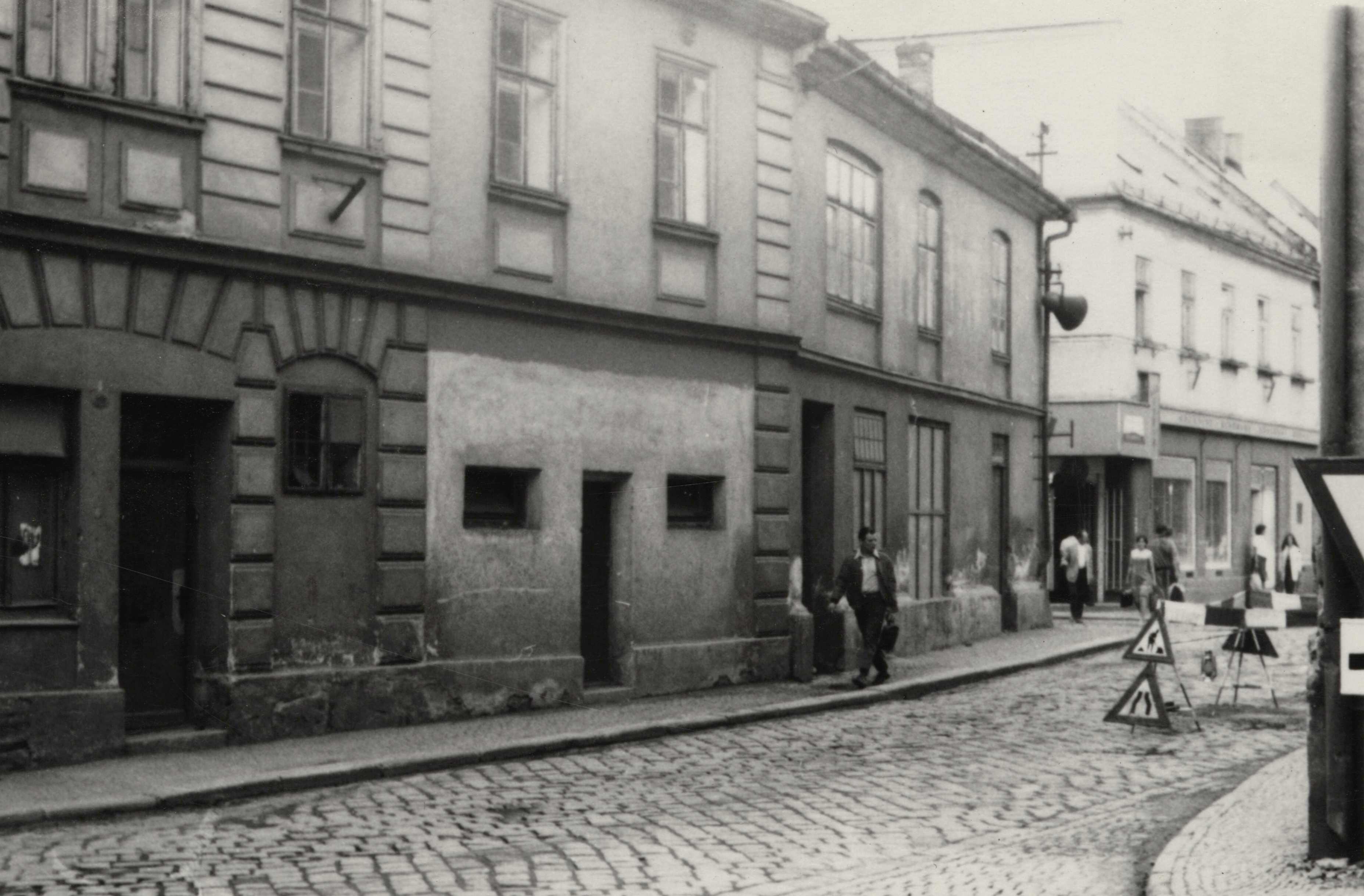 Náhledový obrázek Domy v tzv. Oblouku v Jeseníku před demolicí (čb. fotografie) - 1