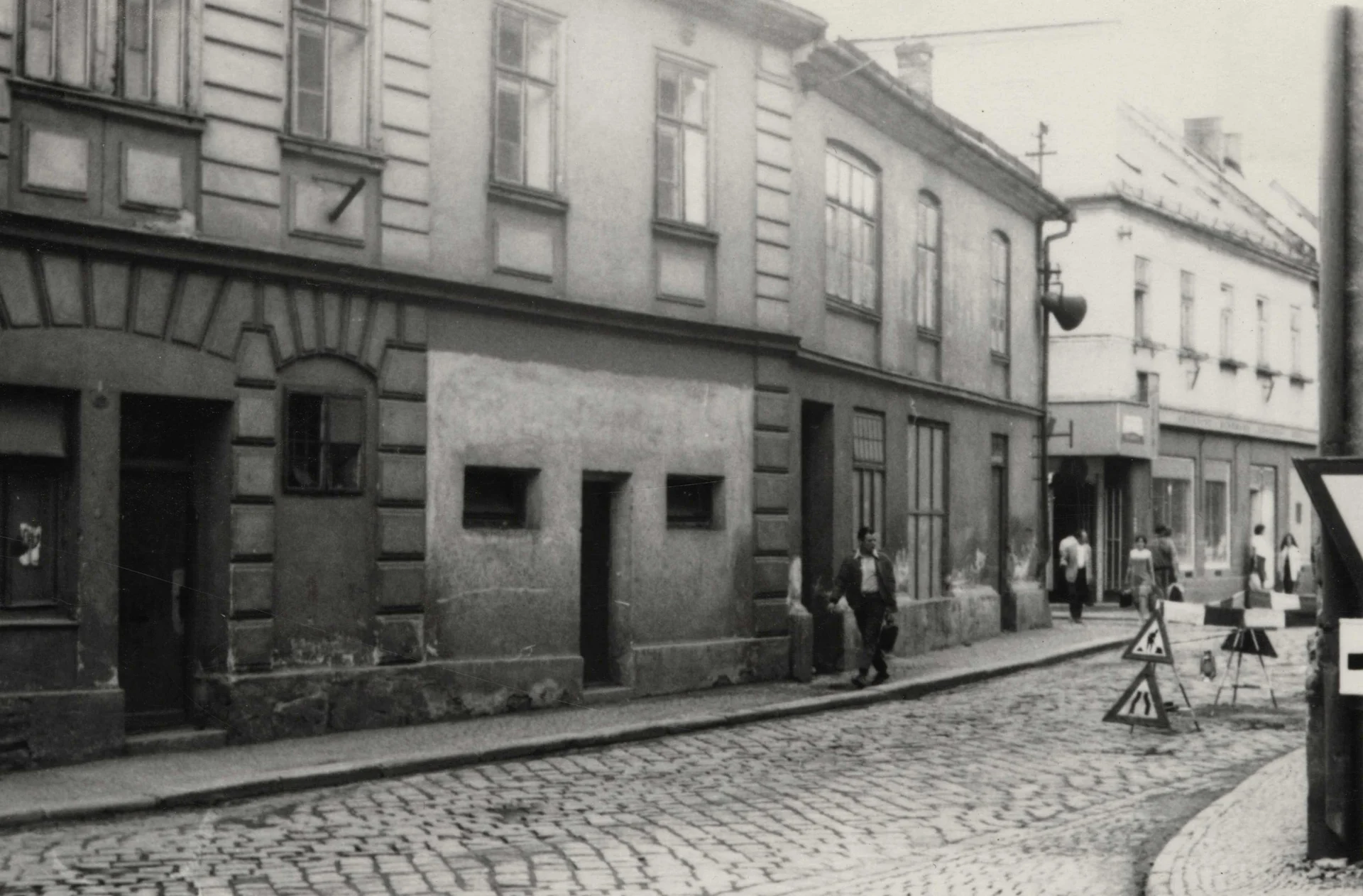 Náhledový obrázek předmětu Domy v tzv. Oblouku v Jeseníku před demolicí (čb. fotografie)