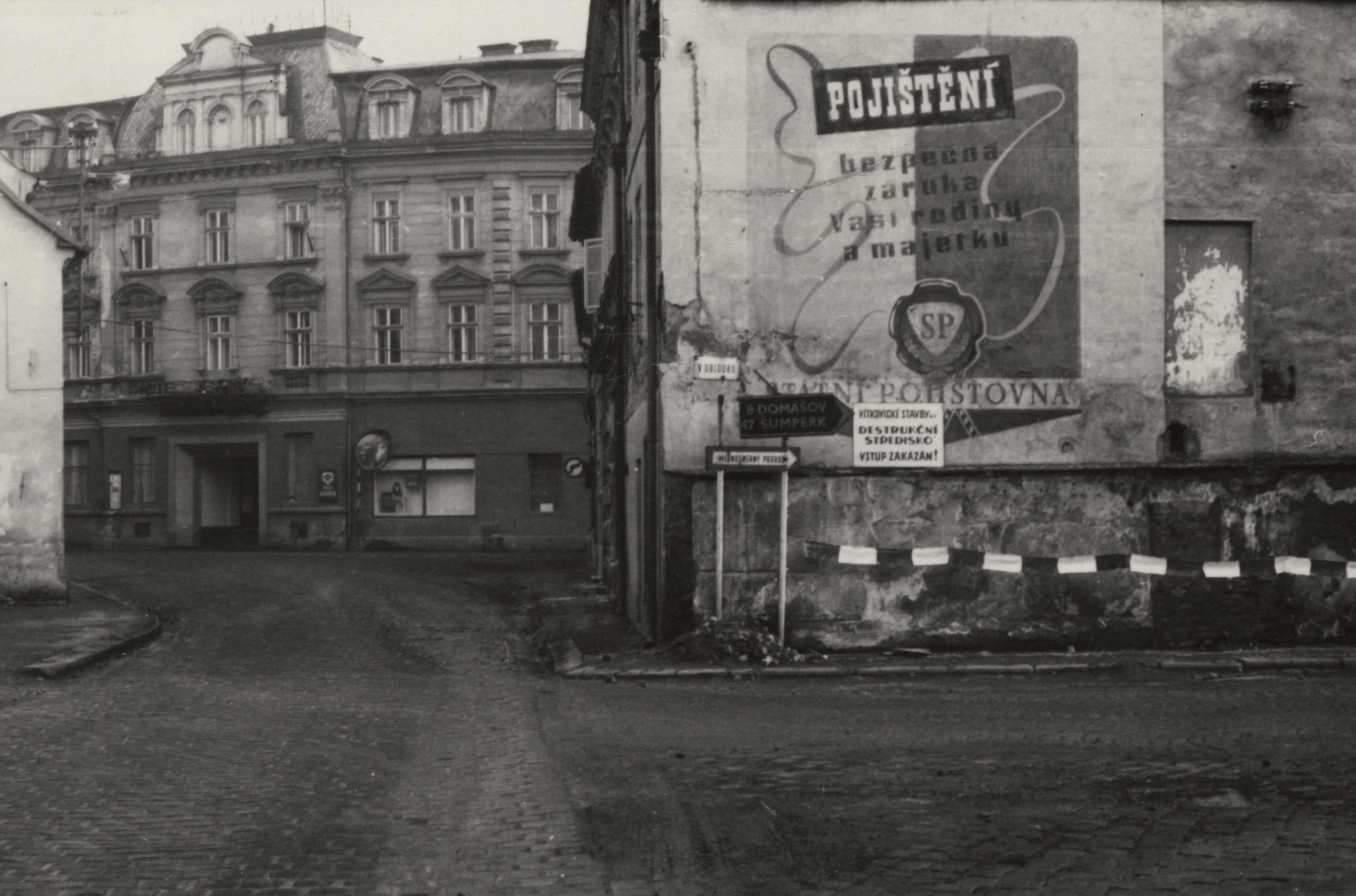 Náhledový obrázek Domy v tzv. Oblouku v Jeseníku před demolicí (čb. fotografie) - 1