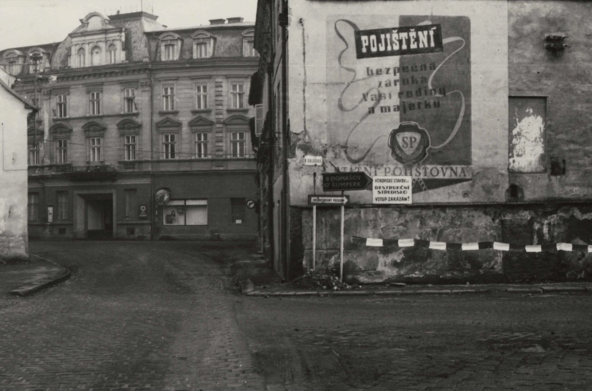 Náhledový obrázek předmětu Domy v tzv. Oblouku v Jeseníku před demolicí (čb. fotografie)