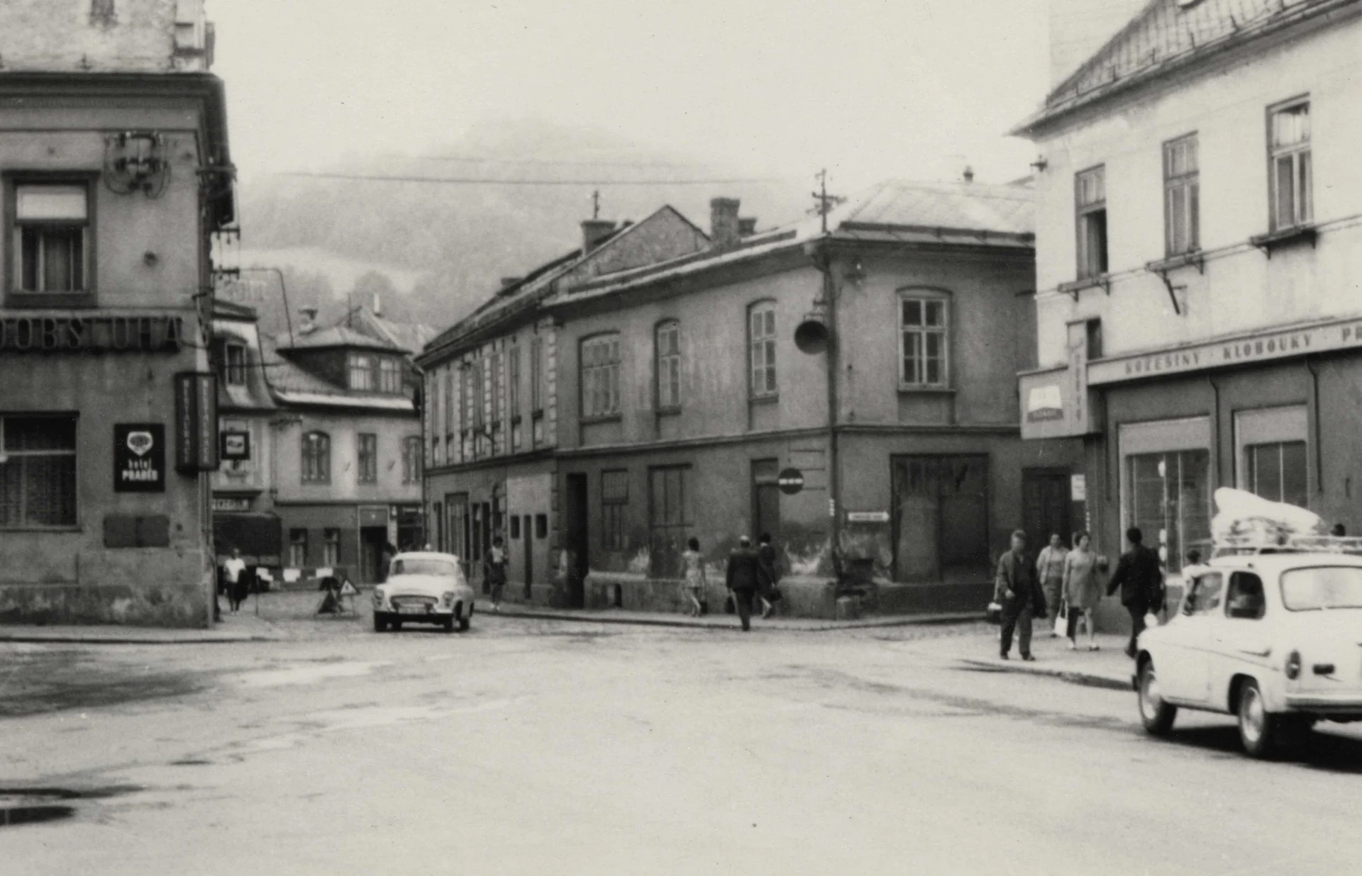 Náhledový obrázek předmětu Ulice V Oblouku v Jeseníku před demolicí (čb. fotografie)