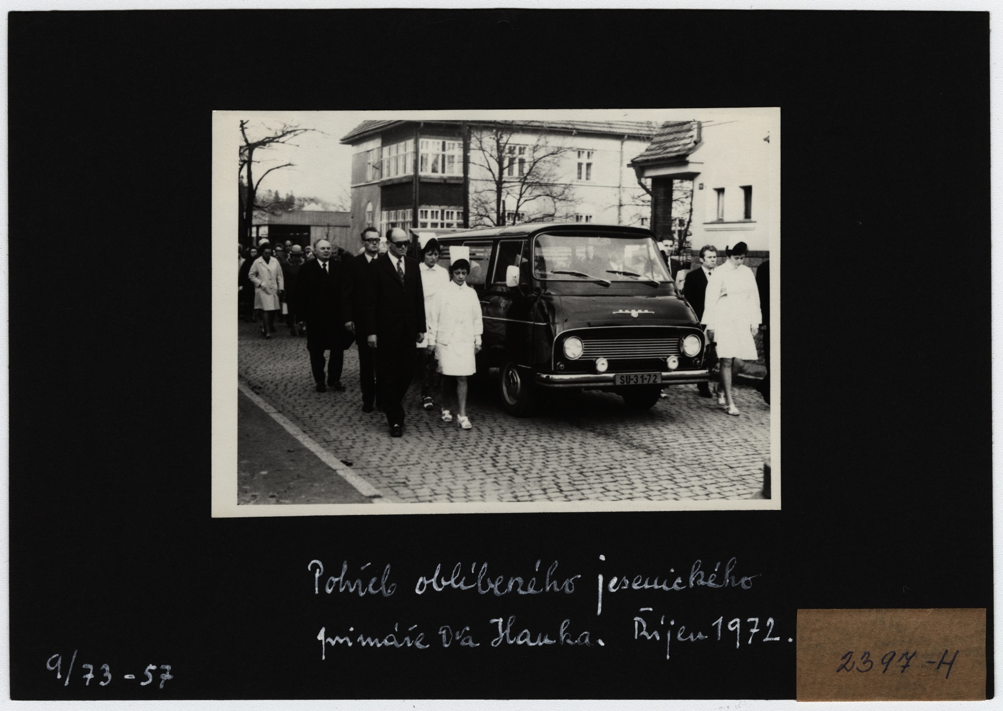 Náhledový obrázek Pohřeb jesenického primáře dr. Hauka (čb. fotografie) - 2