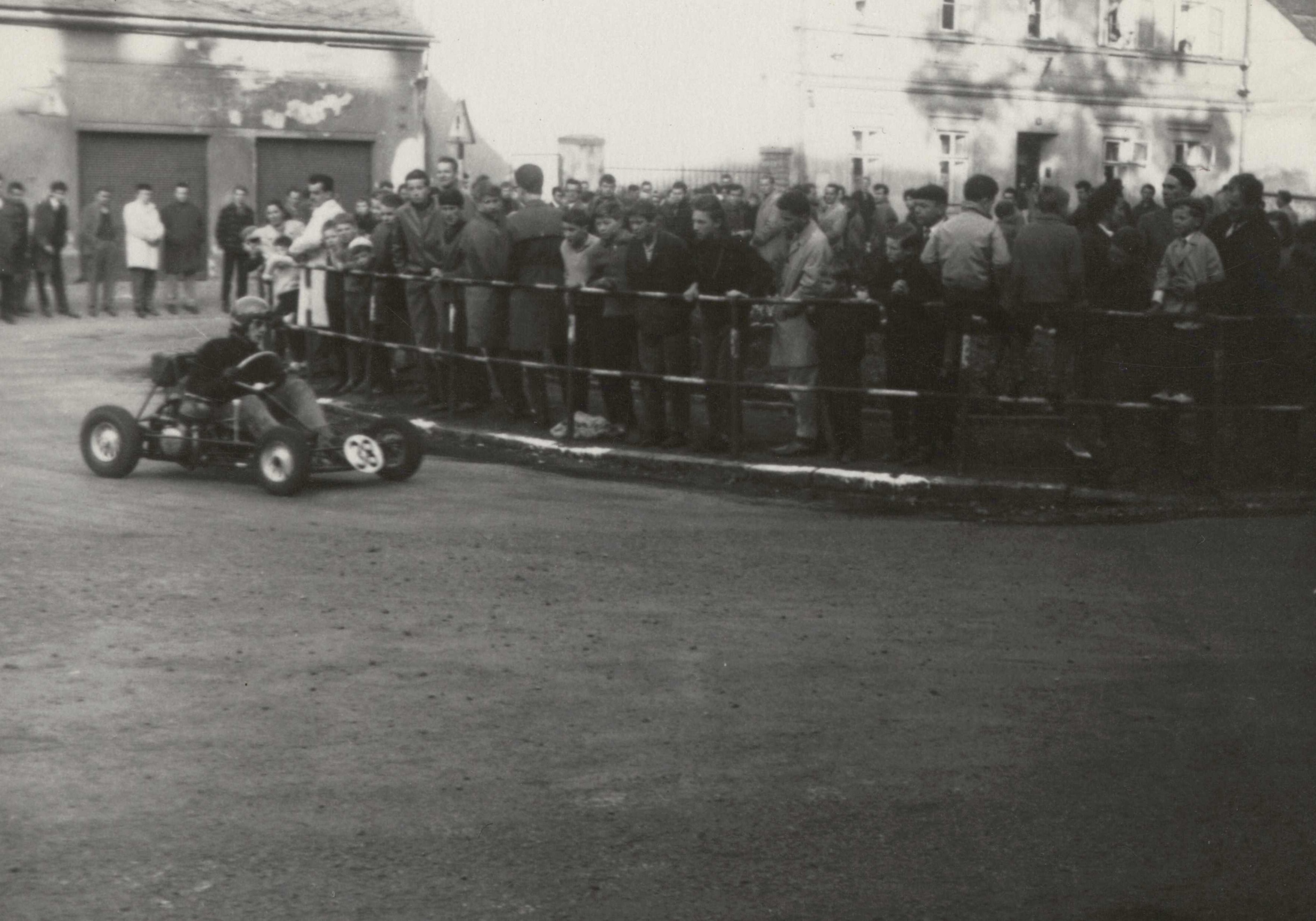 Náhledový obrázek Motokárové závody v Jeseníku (čb. fotografie) - 1