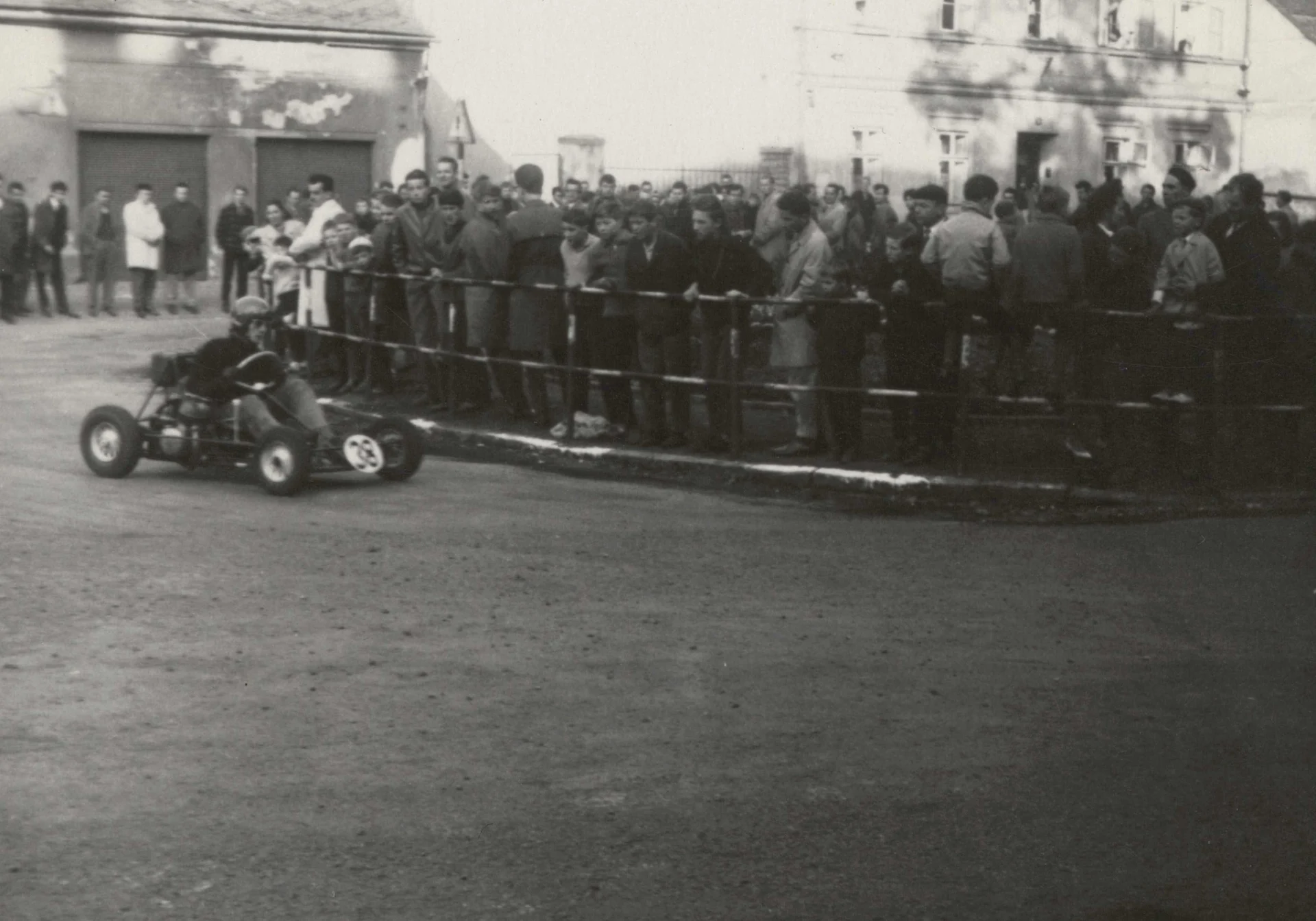 Náhledový obrázek předmětu Motokárové závody v Jeseníku (čb. fotografie)