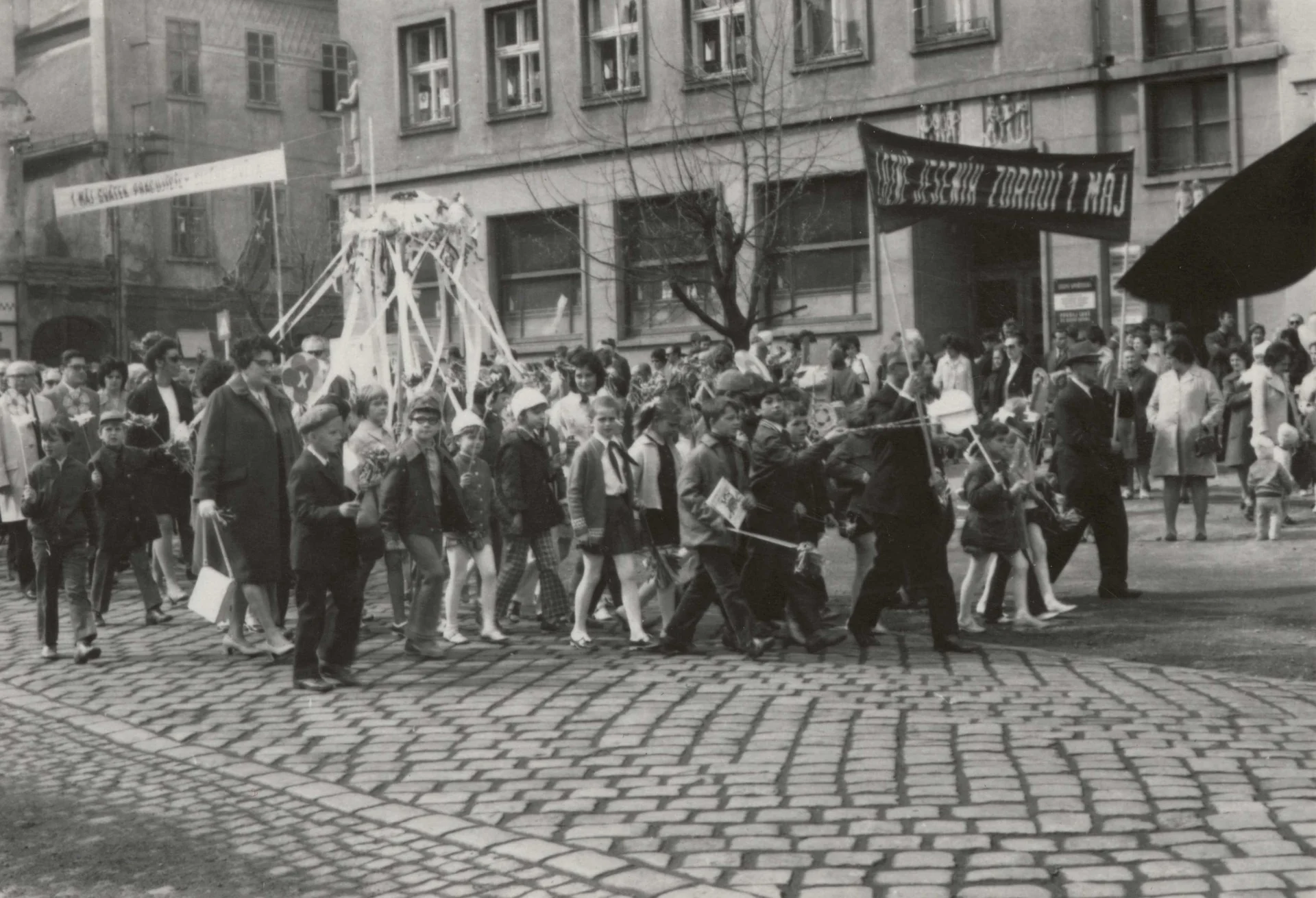 Náhledový obrázek předmětu Oslava 1. máje 1973 v Jeseníku (čb. fotografie)