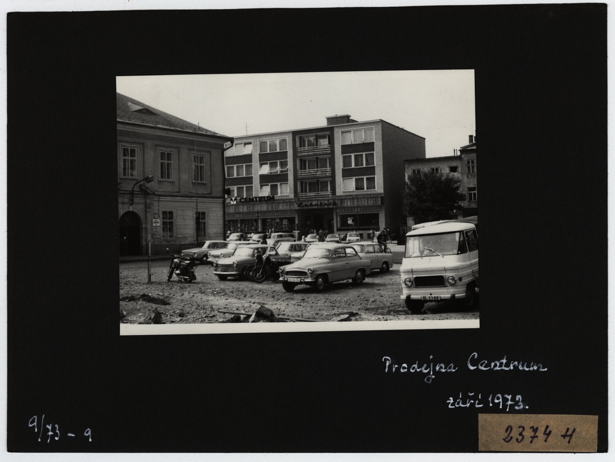 Náhledový obrázek Náměstí v Jeseníku v 70. letech 20. století (čb. fotografie) - 2