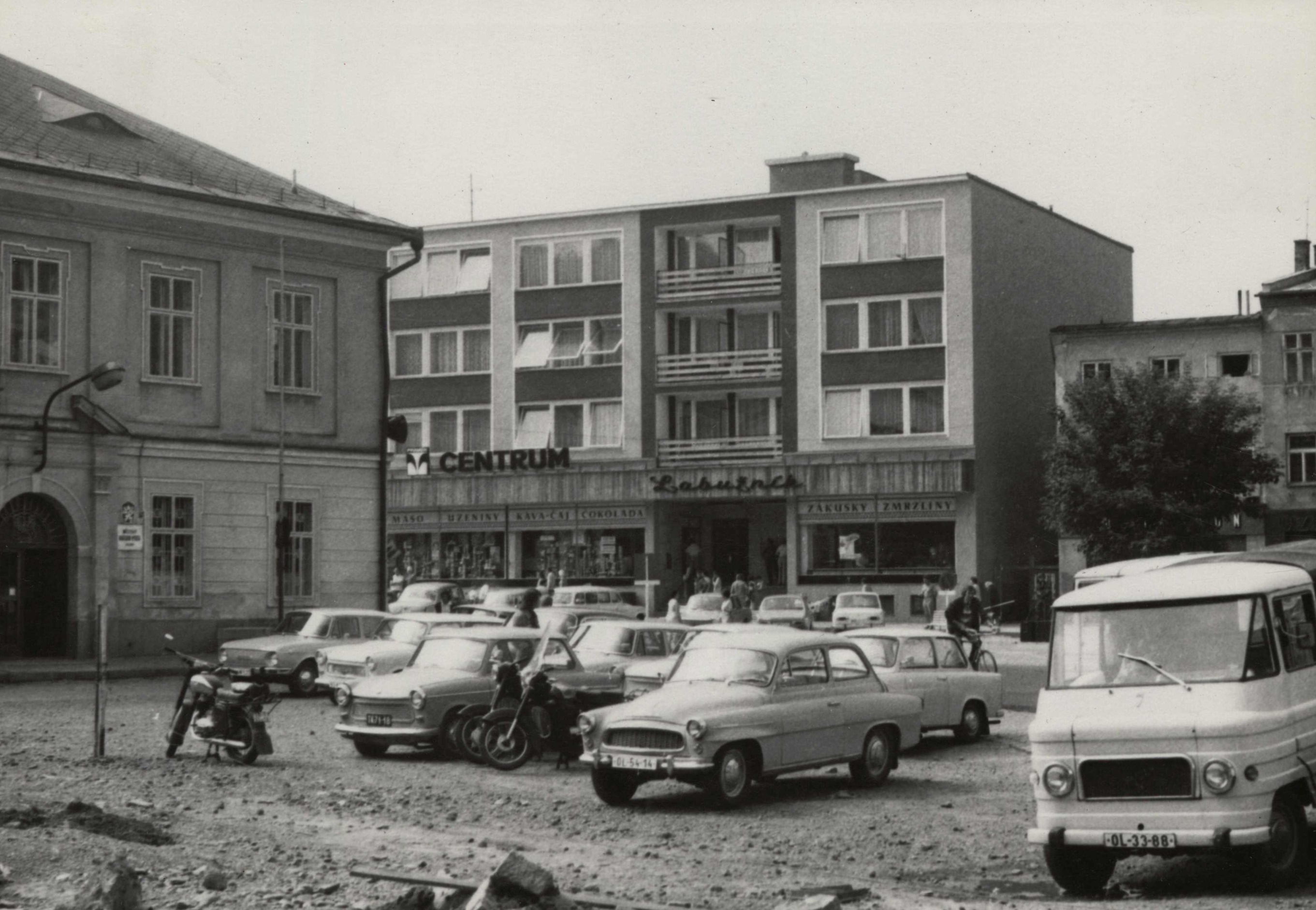 Náhledový obrázek Náměstí v Jeseníku v 70. letech 20. století (čb. fotografie) - 1