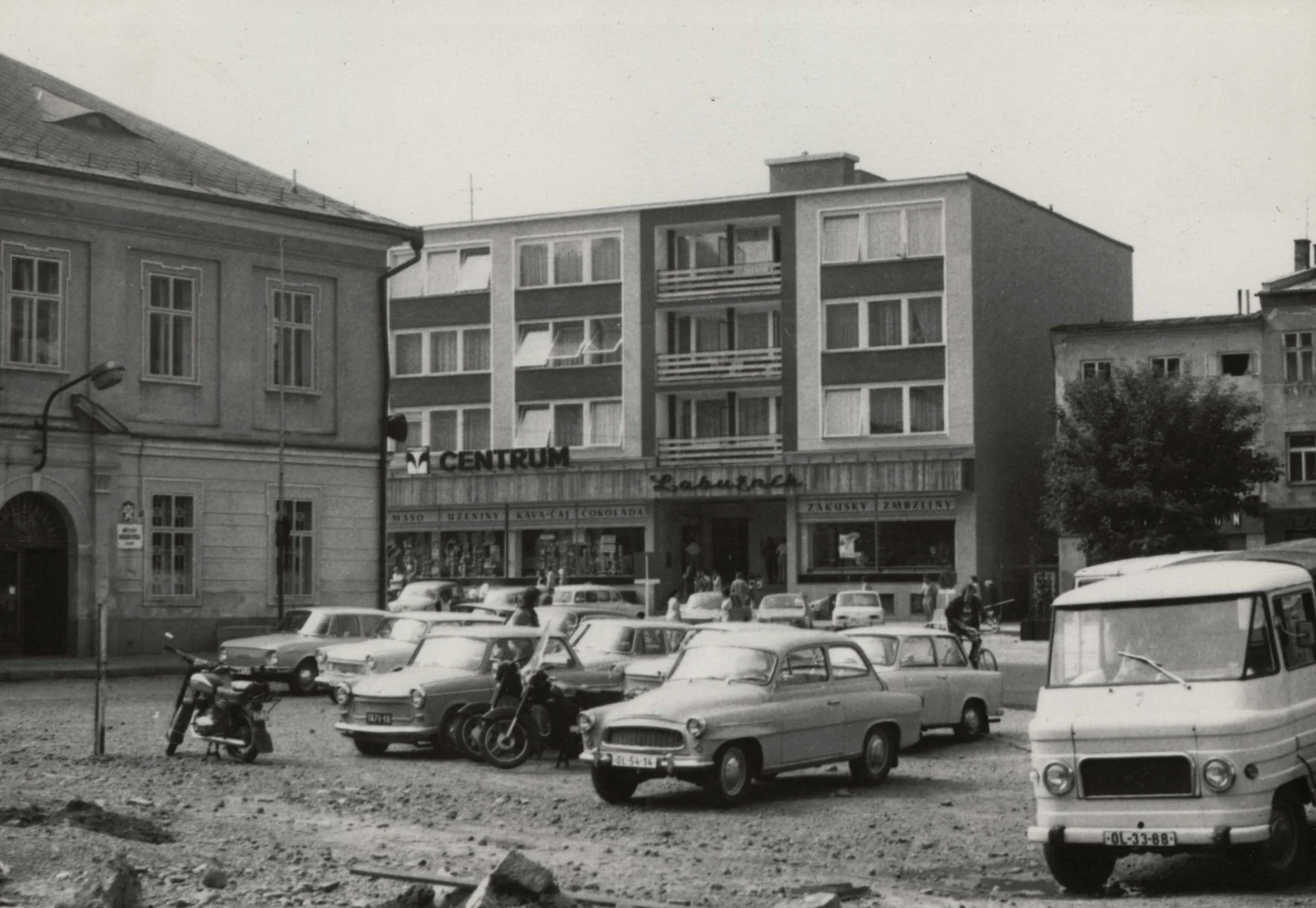 Náhledový obrázek předmětu Náměstí v Jeseníku v 70. letech 20. století (čb. fotografie)