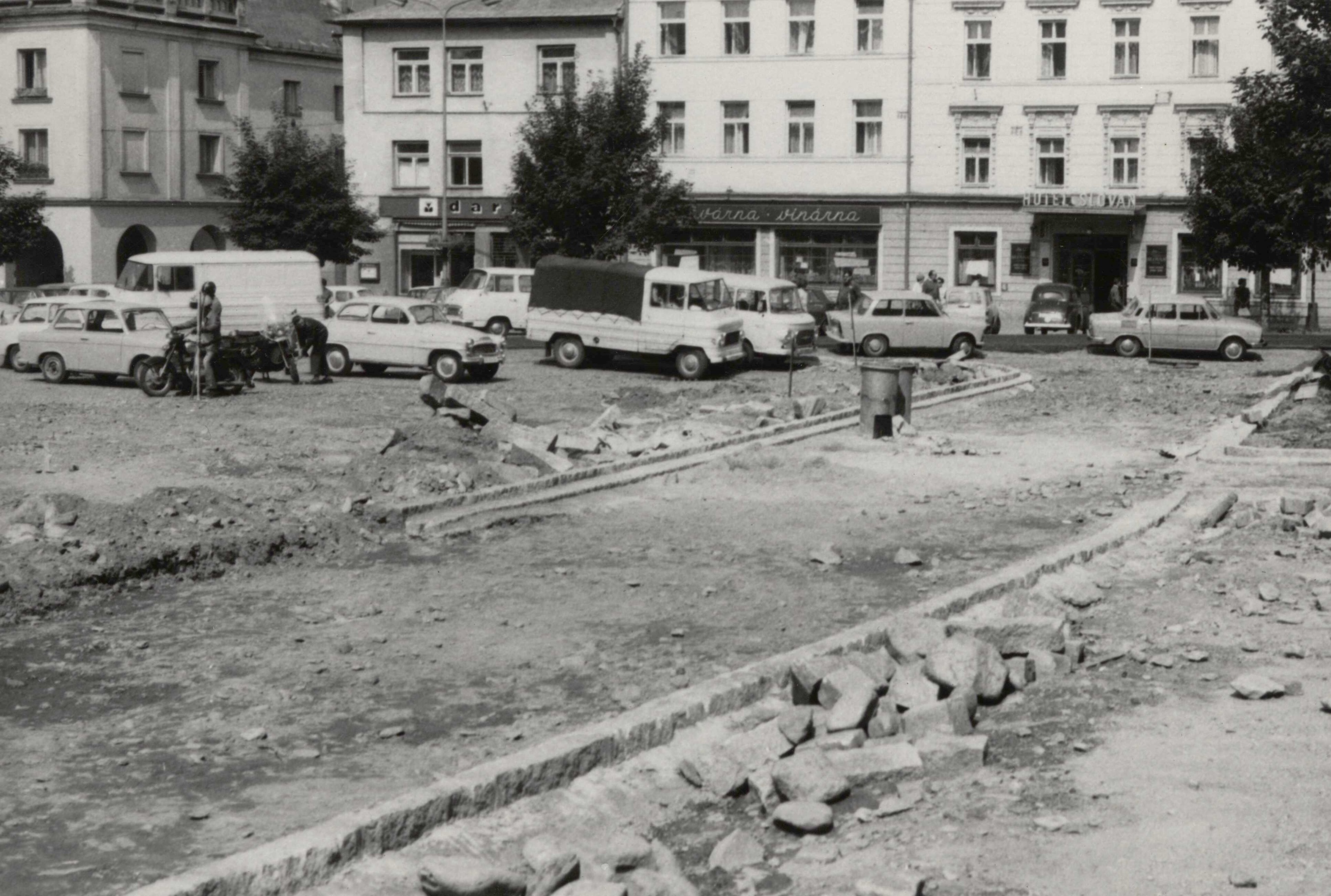 Náhledový obrázek Náměstí v Jeseníku v 70. letech 20. století (čb. fotografie) - 1