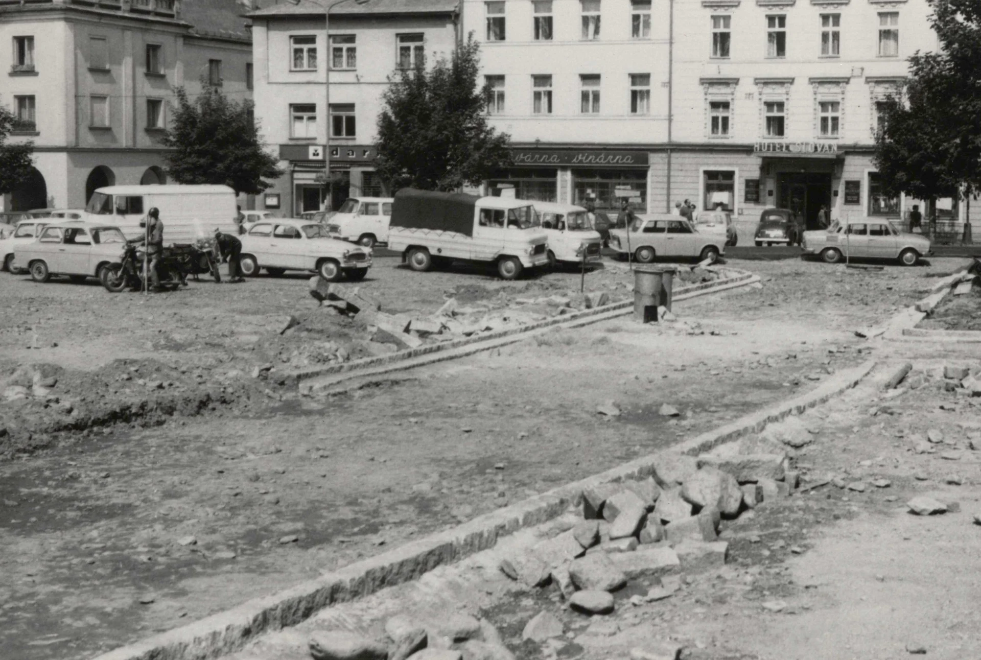 Náhledový obrázek předmětu Náměstí v Jeseníku v 70. letech 20. století (čb. fotografie)
