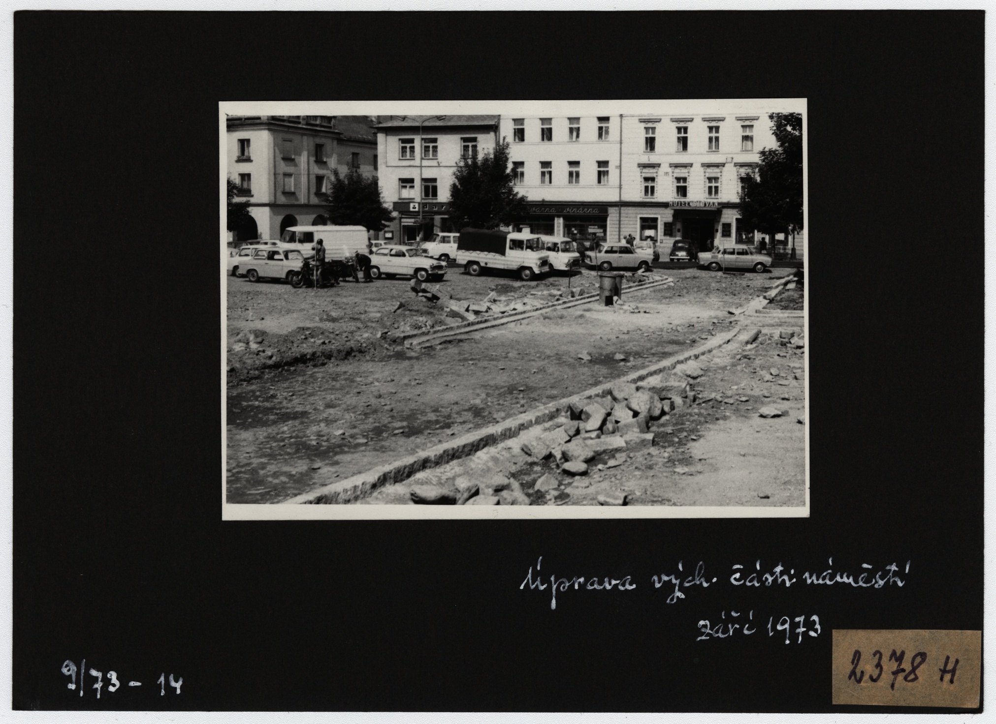 Náhledový obrázek Náměstí v Jeseníku v 70. letech 20. století (čb. fotografie) - 2
