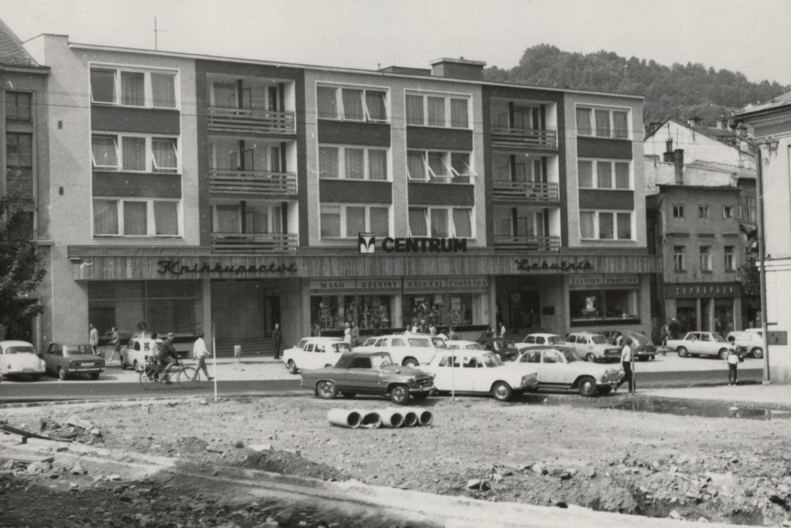 Náhledový obrázek Náměstí v Jeseníku v 70. letech 20. století (čb. fotografie) - 1