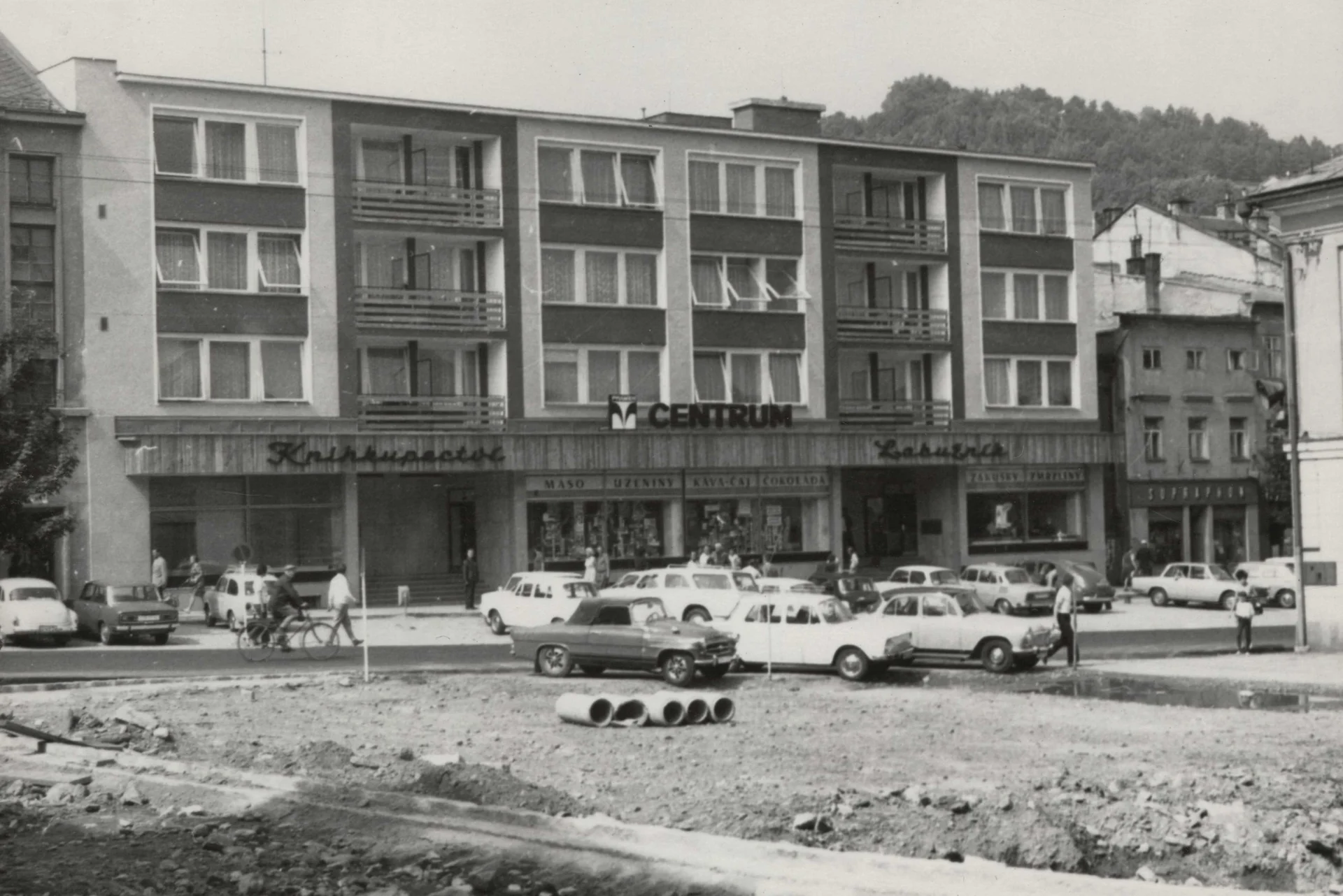 Náhledový obrázek předmětu Náměstí v Jeseníku v 70. letech 20. století (čb. fotografie)