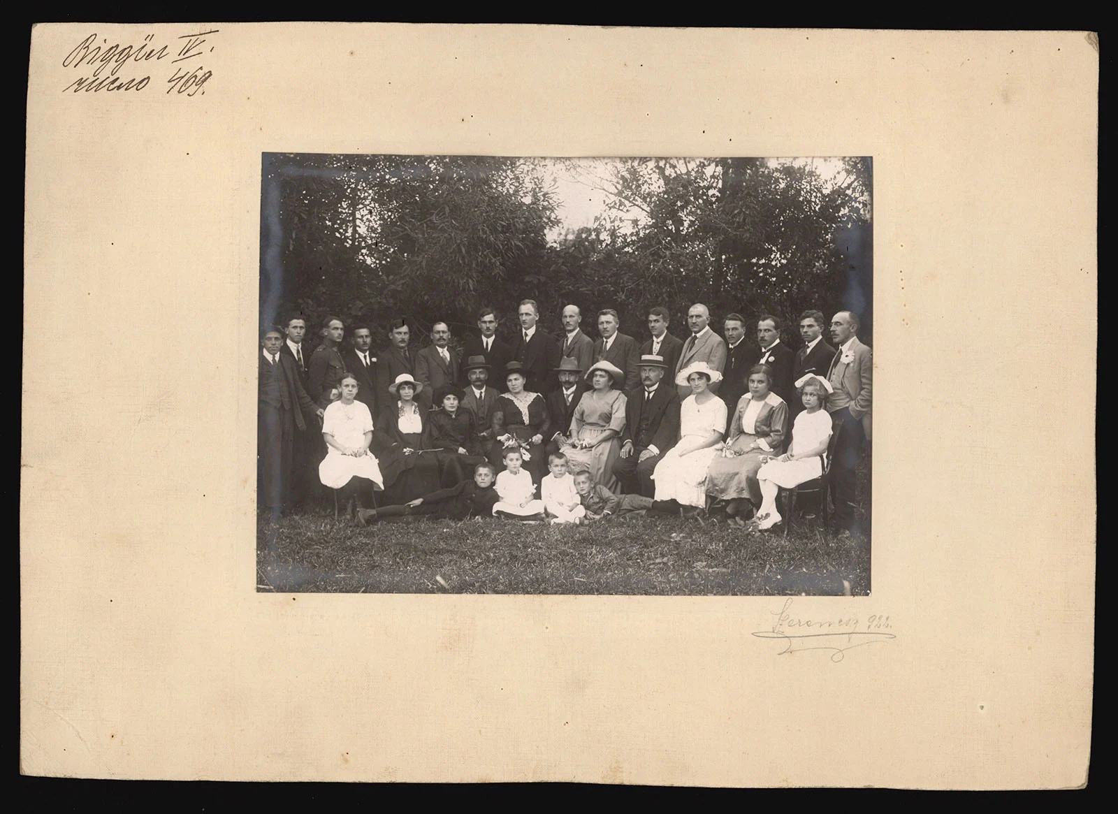 Náhledový obrázek předmětu Skupina ukrajinských emigrantů v Chustu v roce 1922