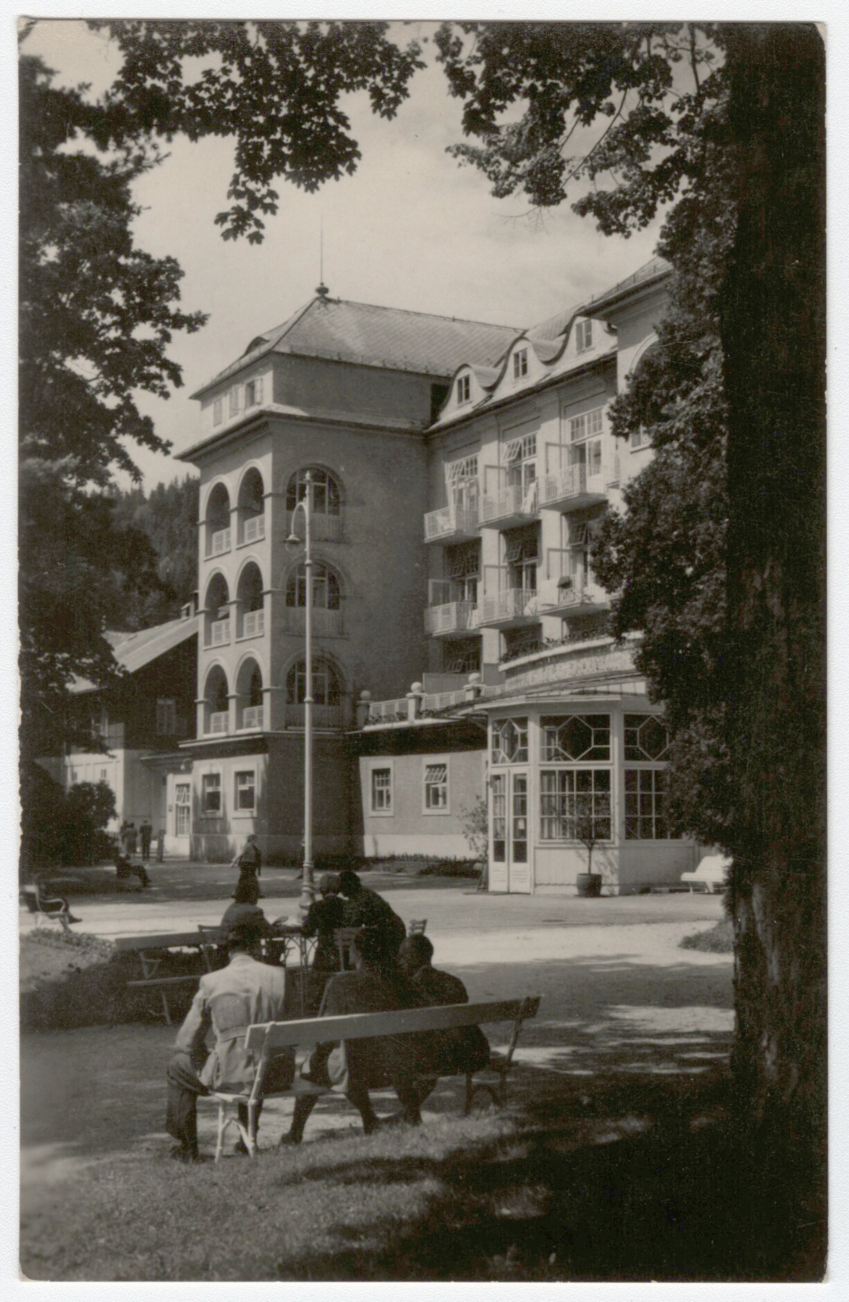 Náhledový obrázek Sanatorium Priessnitz v Lázních Jeseníku (čb. pohlednice) - 1