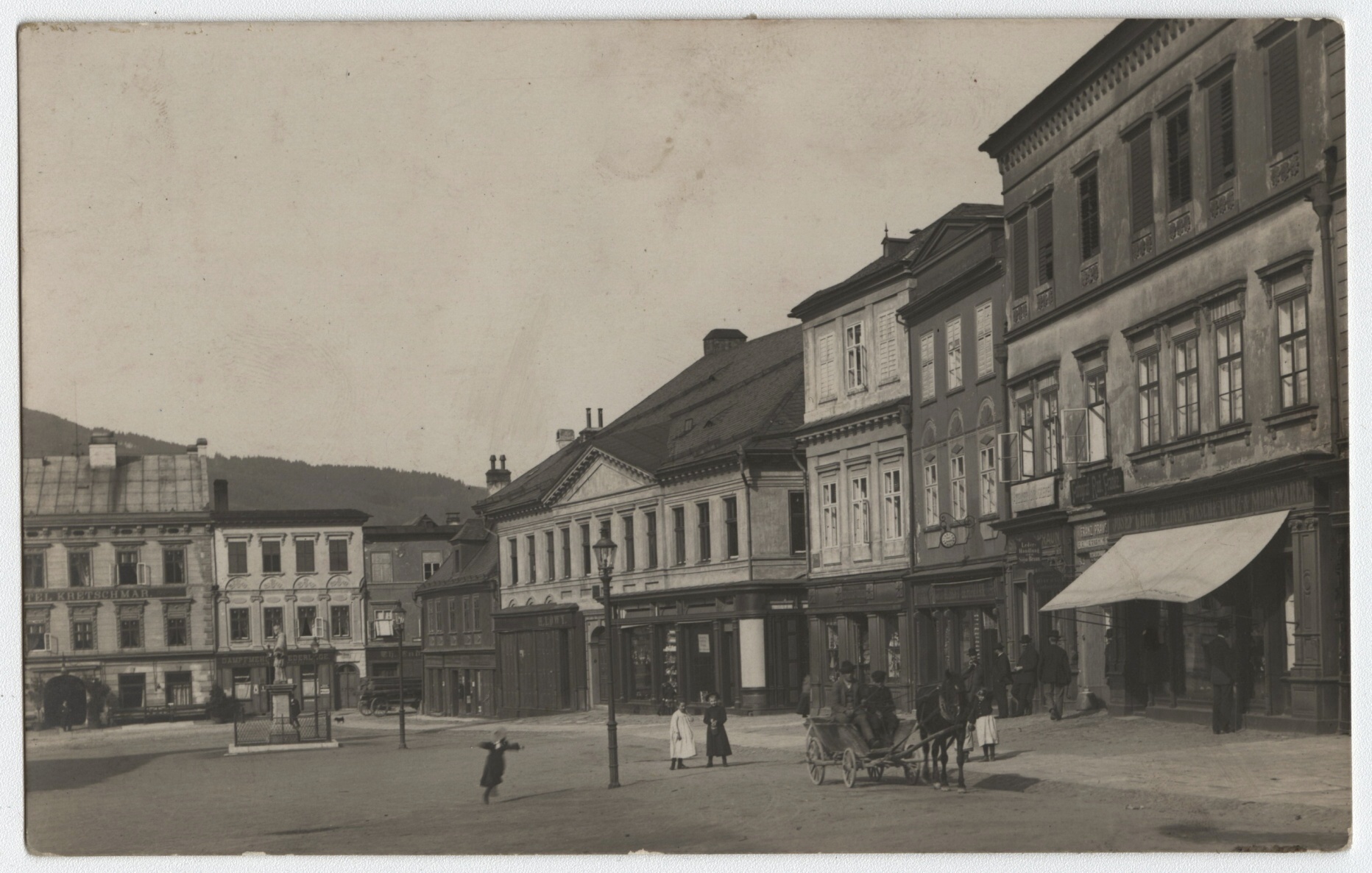 Náhledový obrázek Náměstí v Jeseníku (čb. fotografie) - 1