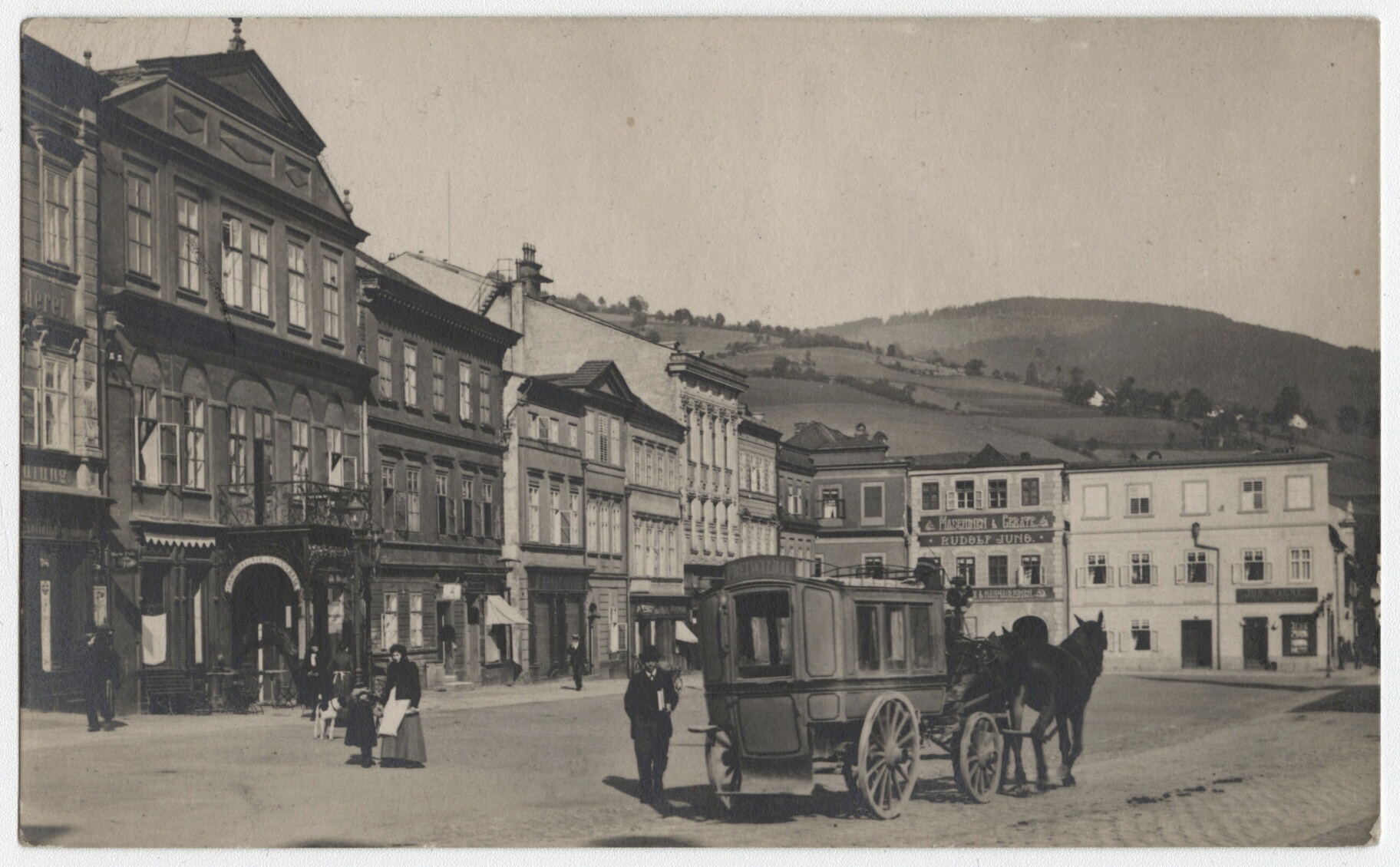 Náhledový obrázek Náměstí v Jeseníku (čb. fotografie) - 1