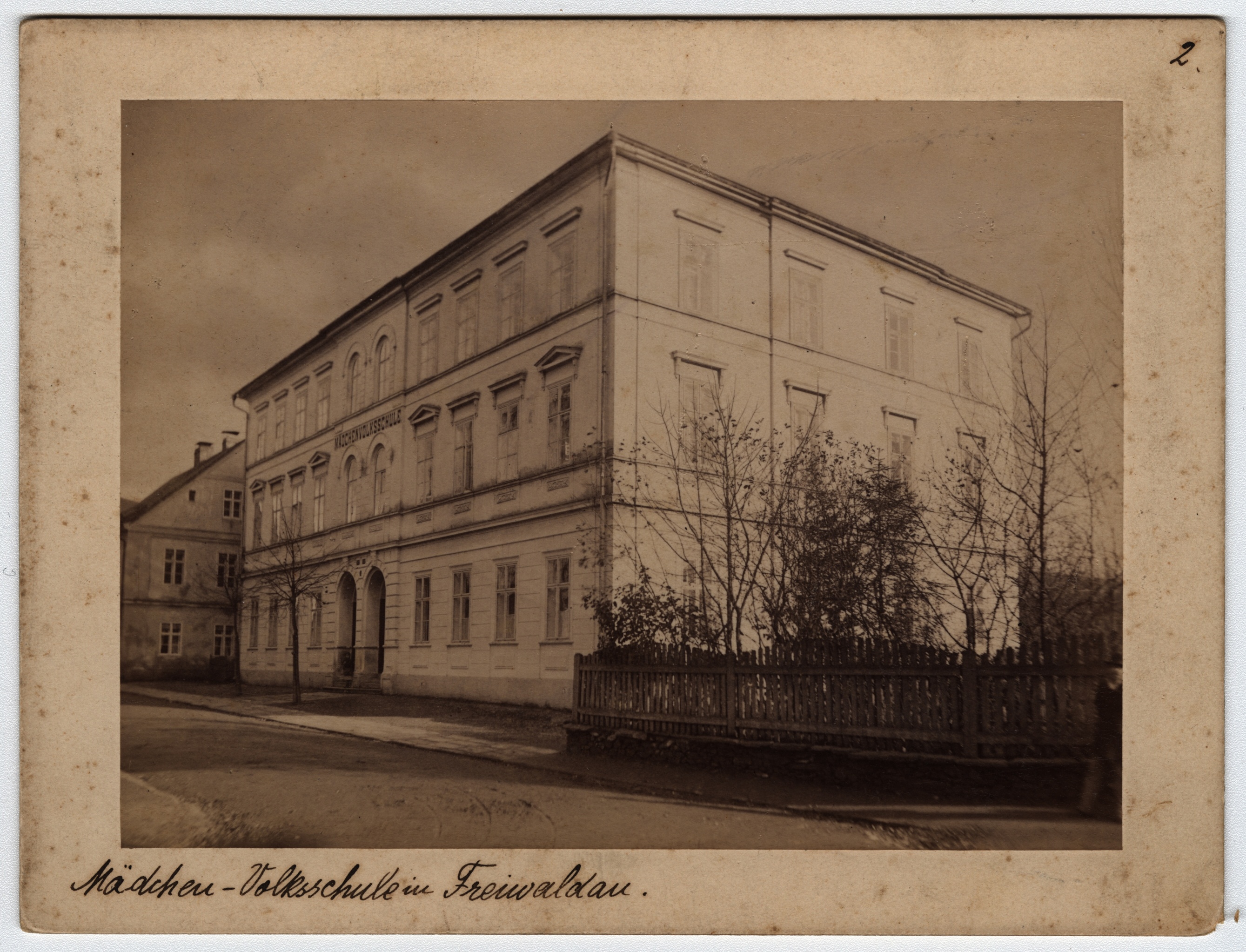 Náhledový obrázek Dívčí obecná škola v Jeseníku (čb. fotografie) - 1