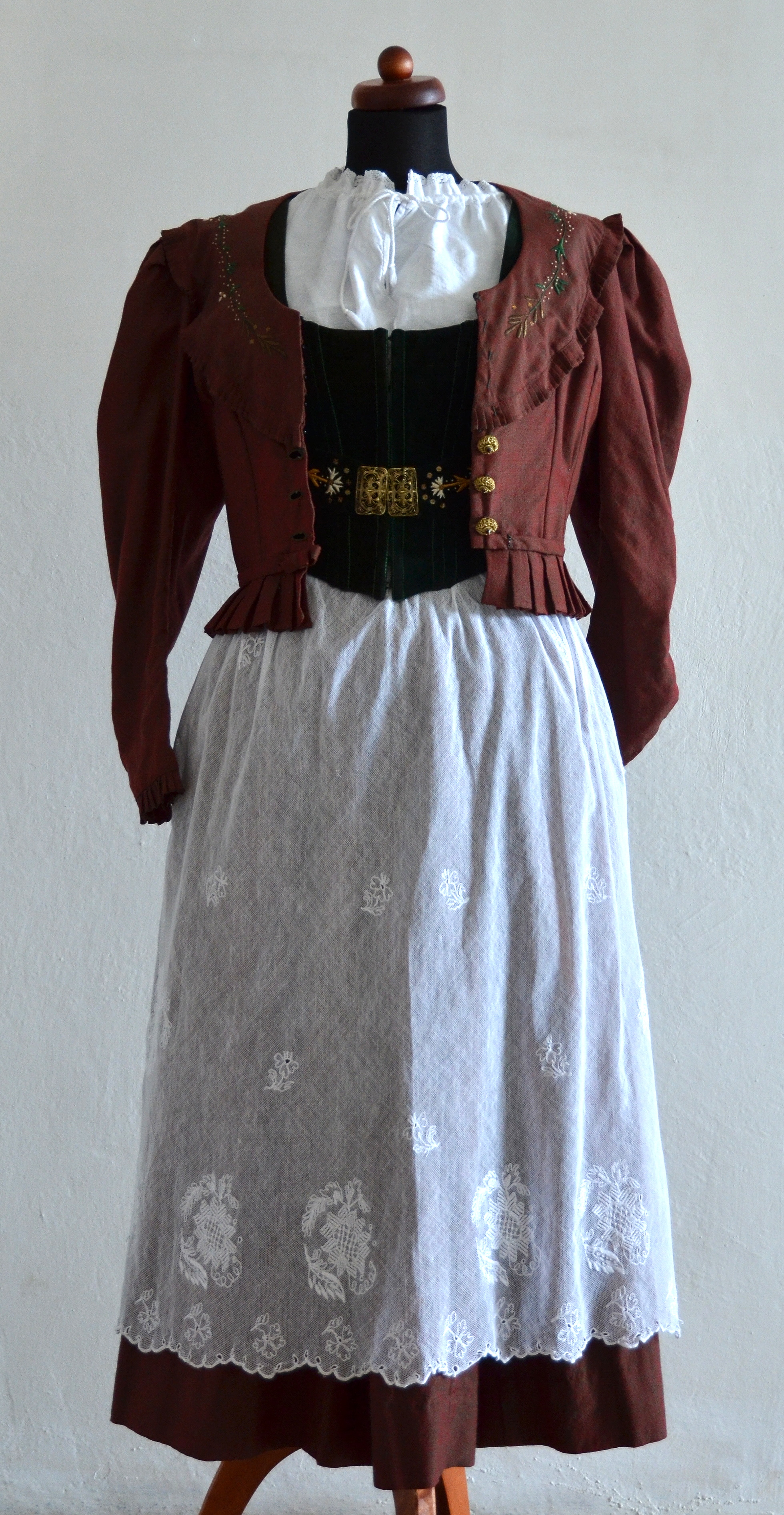 Náhledový obrázek Krkonošský ženský kroj - 1