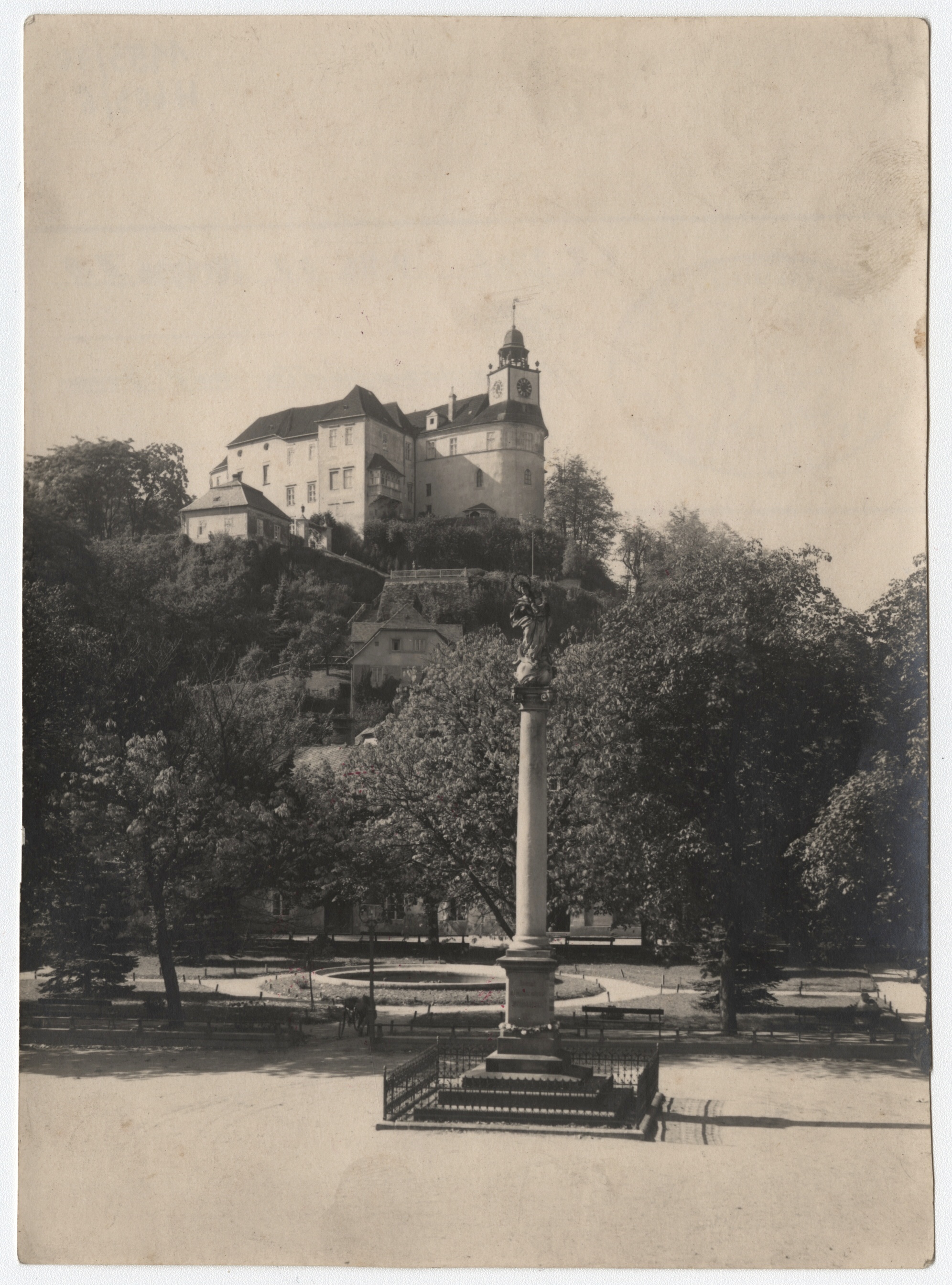 Náhledový obrázek Náměstí v Javorníku a zámek Jánský Vrch (čb. fotografie) - 1
