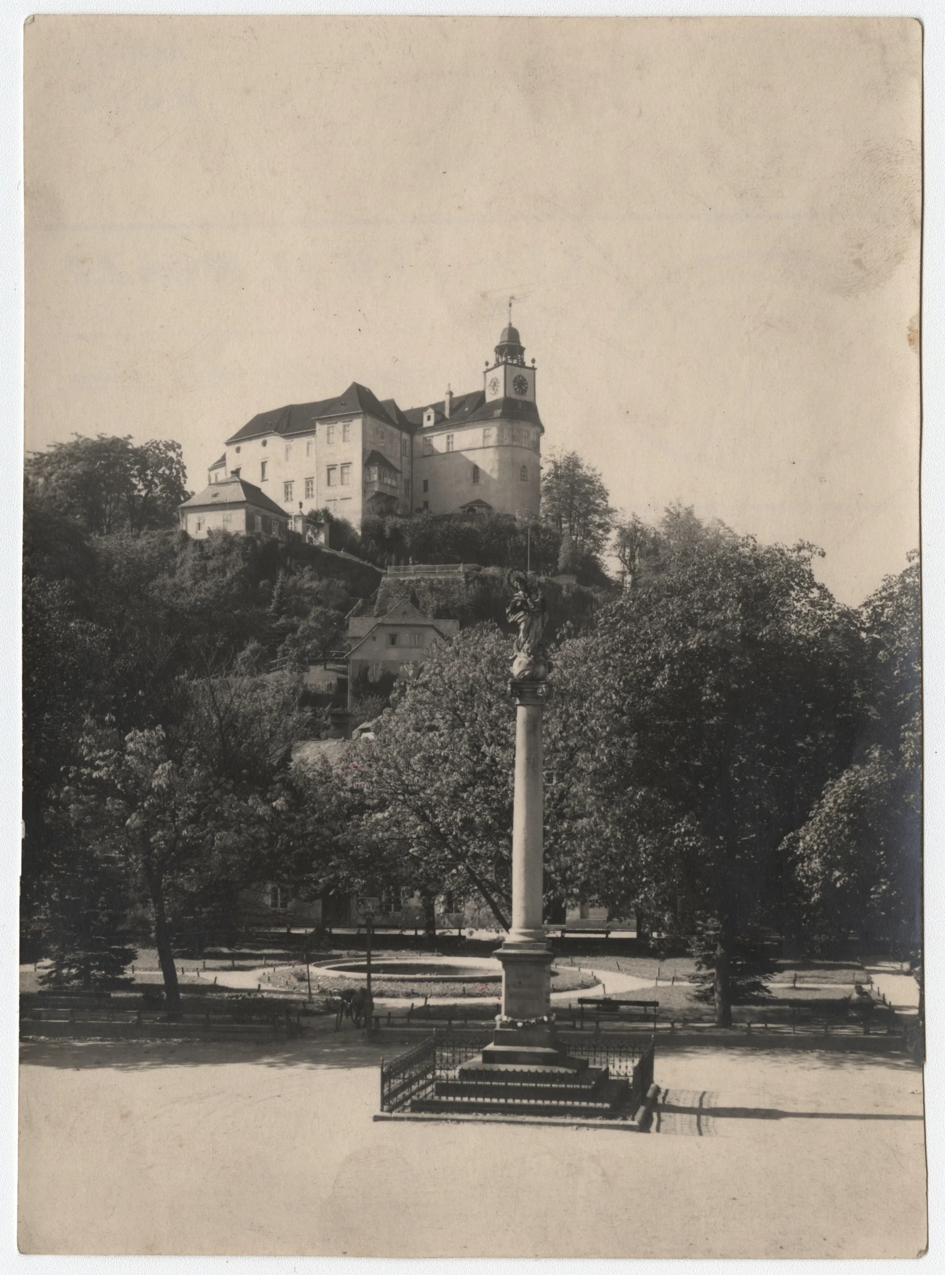 Náhledový obrázek předmětu Náměstí v Javorníku a zámek Jánský Vrch (čb. fotografie)
