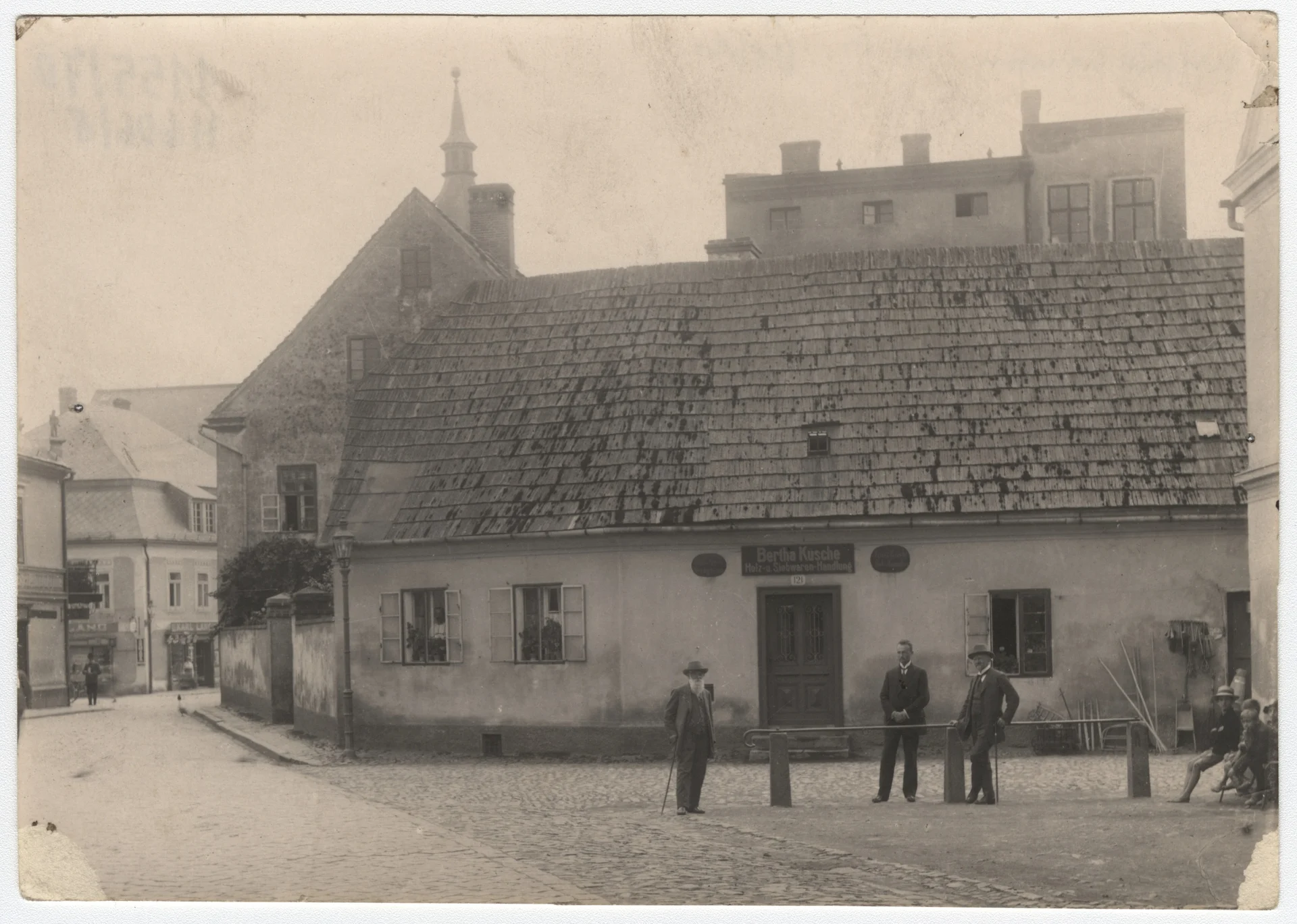 Náhledový obrázek předmětu Obchod s domácími potřebami v Javorníku (čb. fotografie)