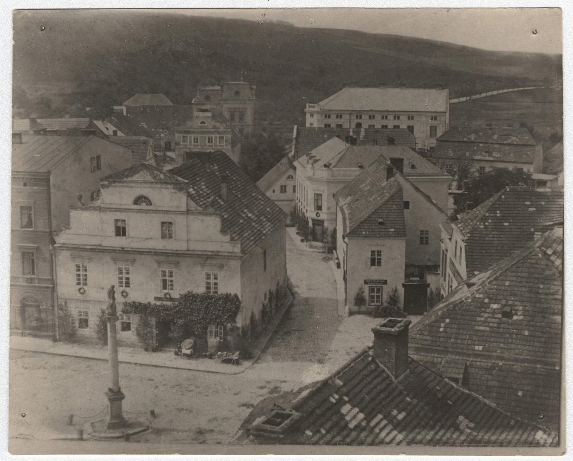 Náhledový obrázek předmětu Náměstí v Javorníku (čb. fotografie)