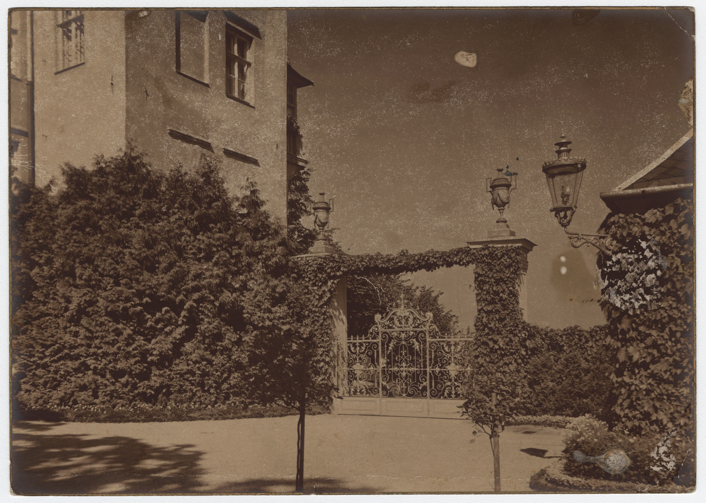 Náhledový obrázek Nádvoří zámku Jánský Vrch se vstupní branou (čb. fotografie) - 1