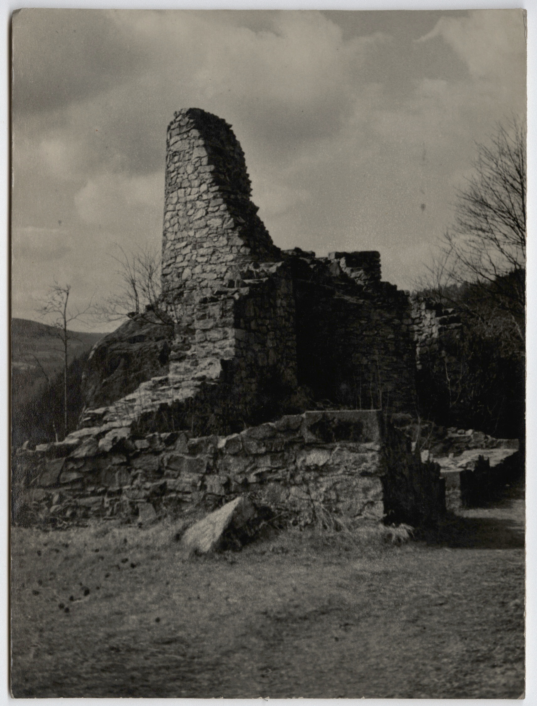 Náhledový obrázek Zřícenina hradu Rychleby (čb. fotografie) - 1